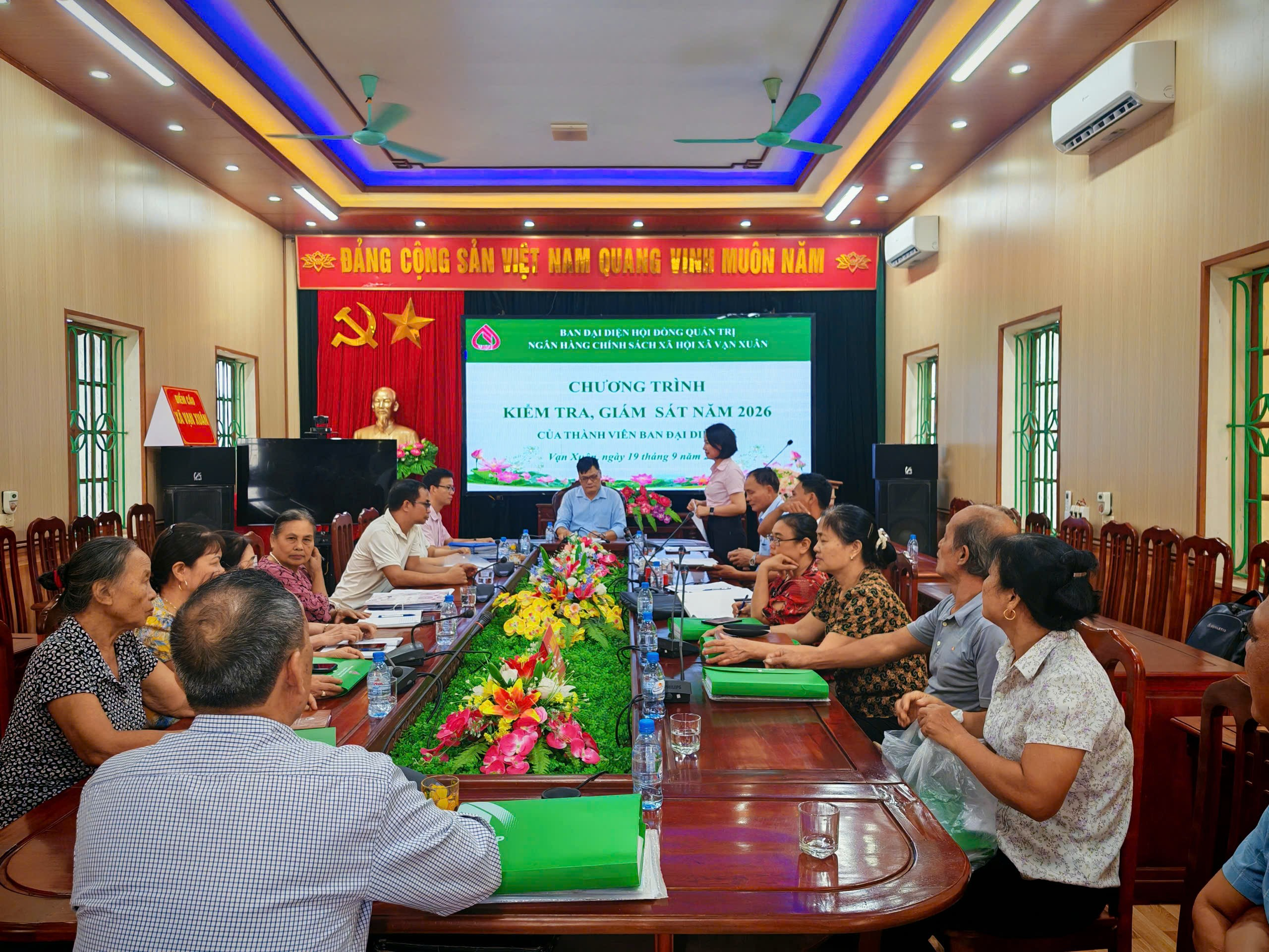 BAN ĐẠI DIỆN HĐQT XÃ VẠN XUÂN KIỂM TRA, GIÁM SÁT HOẠT ĐỘNG TÍN DỤNG CHÍNH SÁCH XÃ HỘI TRÊN ĐỊA BÀN XÃ