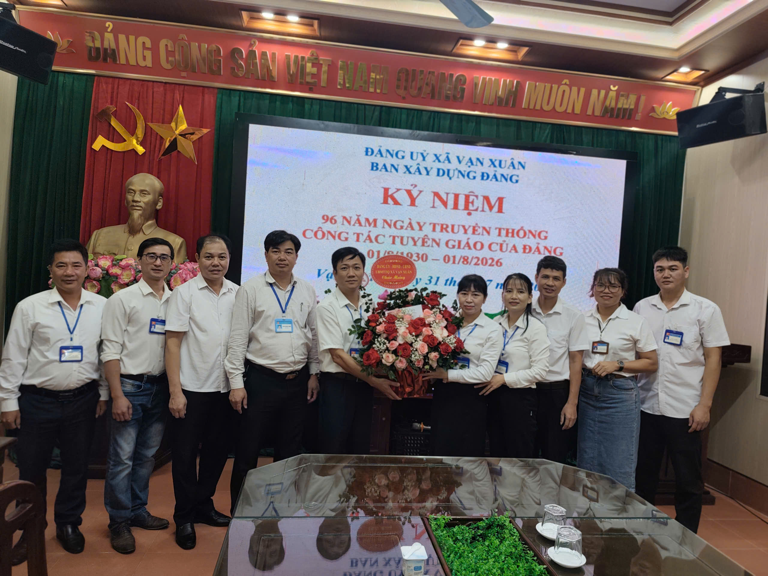 Thường trực Đảng uỷ, lãnh đạo HĐND, UBND xã chúc mừng   Ban Xây dựng đảng nhân ngày truyền thống ngành Tuyên giáo của Đảng