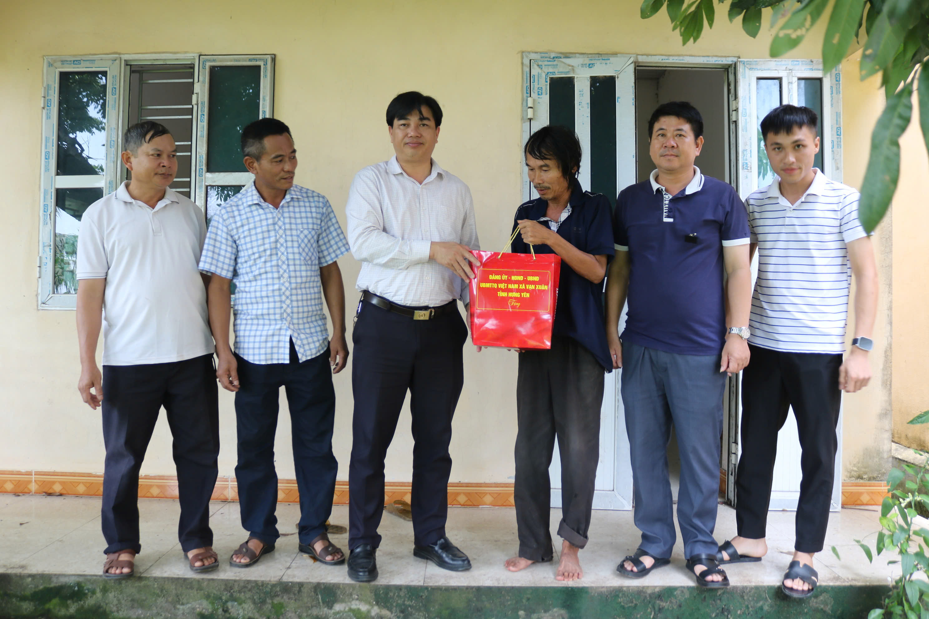 Xã Vạn Xuân tổ chức các đoàn thăm, tặng quà nạn nhân chất độc da cam/dioxin có hoàn cảnh đặc biệt khó khăn