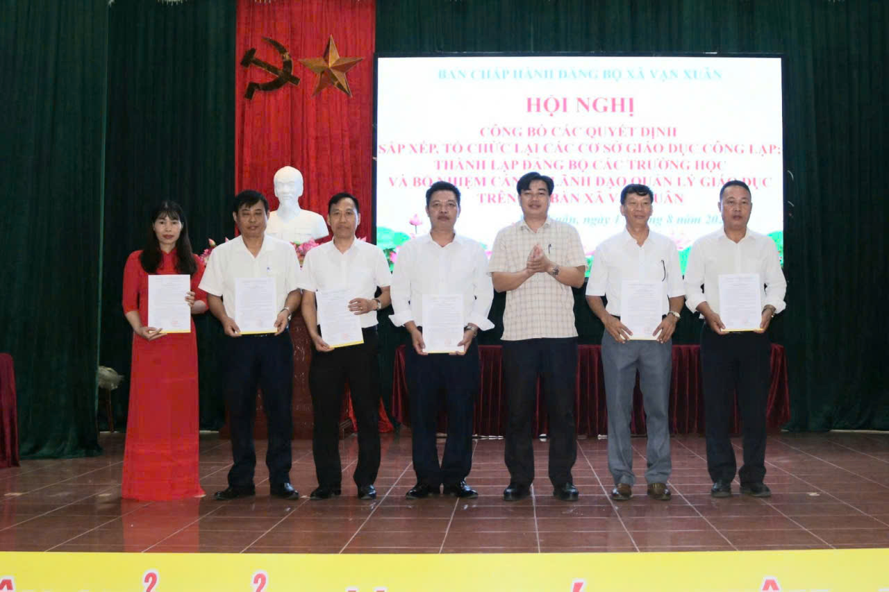 Xã Vạn Xuân công bố các quyết định sắp xếp, tổ chức lại các cơ sở giáo dục, Thành lập Đảng bộ các trường học và bổ nhiệm lãnh đạo quản lý