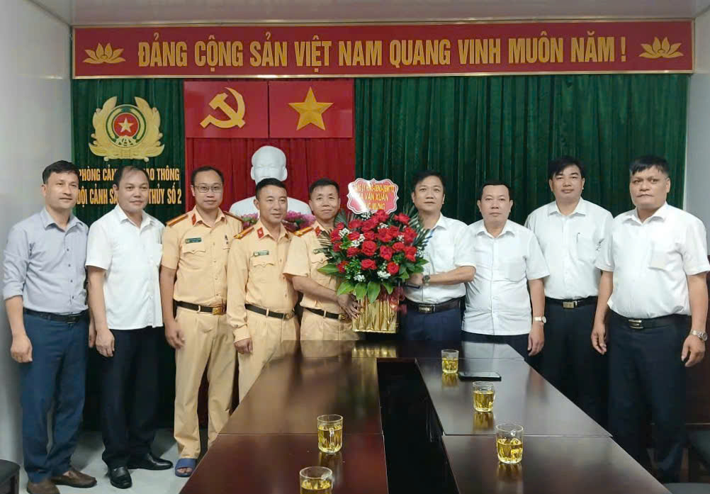 Thường trực Đảng ủy xã vạn Xuân chúc mừng các đơn vị công an nhân dân nhân ngày truyền thống 19- 8