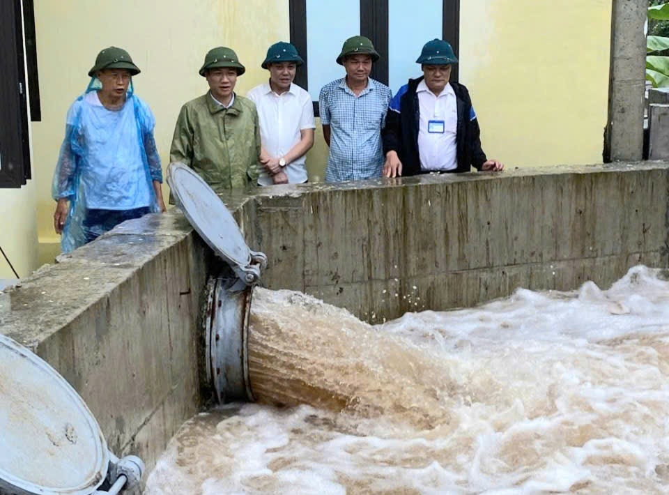 Lãnh đạo xã Vạn Xuân kiểm tra các khu vực nguy cơ ngập úng và chỉ đạo biện pháp ứng phó