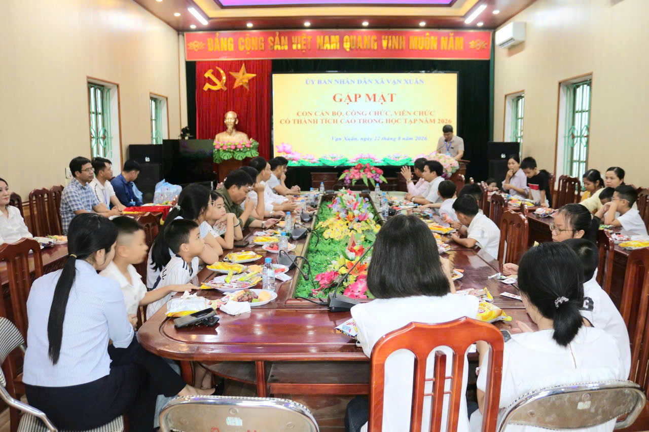 Xã Vạn Xuân: Khen thưởng 34 học sinh là con cán bộ, công chức đạt thành tích xuất sắc năm học 2025 - 2026