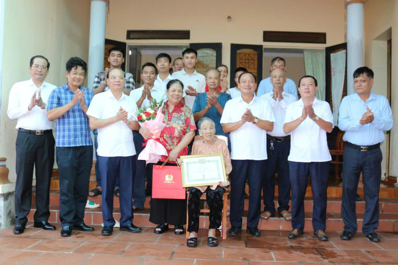 Đồng chí Trần Quốc Văn, Phó Bí thư Tỉnh ủy, Chủ tịch HĐND tỉnh trao Huy hiệu Đảng tặng các đảng viên cao tuổi Đảng tại xã Vạn Xuân