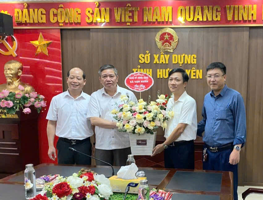 Lãnh đạo xã Vạn Xuân thăm, chúc mừng các Sở, ngành nhân dịp kỷ niệm ngày truyền thống
