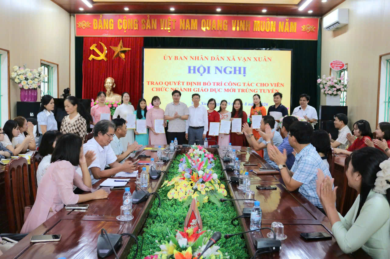 Xã Vạn Xuân tổ chức hội nghị trao quyết định bố trí công tác cho viên chức ngành giáo dục mới trúng tuyển năm 2026
