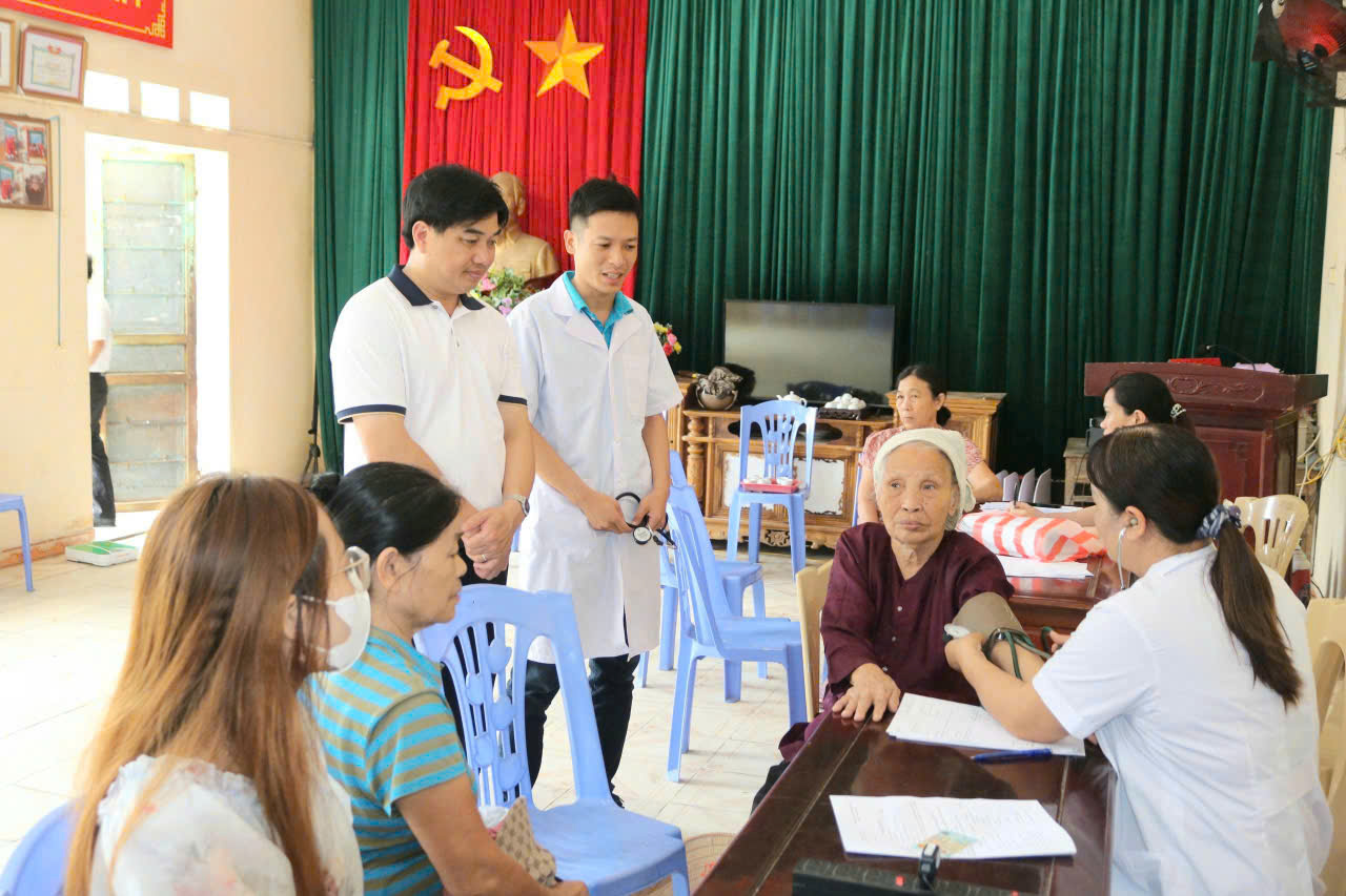 Đồng chí Chủ tịch UBND xã Vạn Xuân kiểm tra công tác khám sức khỏe cho nhân dân đợt 2 năm 2026