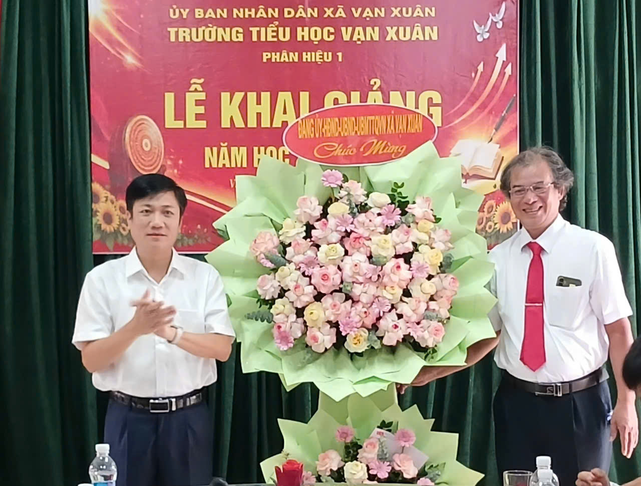 Gần 6.000 học sinh xã Vạn Xuân hân hoan bước vào năm học mới