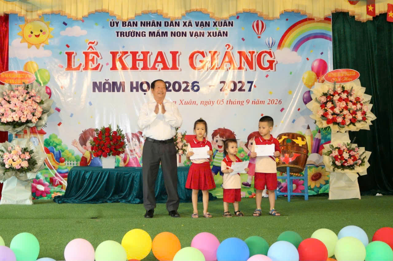 Hội Khuyến học xã Vạn Xuân trao 30 suất quà cho học sinh có hoàn cảnh khó khăn nhân dịp Khai giảng năm học mới