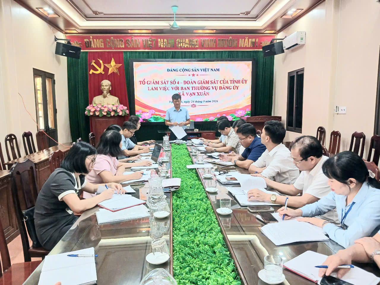 Tổ giám sát số 4 của Tỉnh ủy làm việc với BTV Đảng uỷ xã Vạn Xuân về quản lý tài sản công và phát triển hạ tầng sau sáp nhập