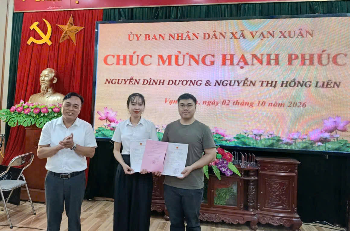Xã Vạn Xuân trao Thư chúc mừng và Giấy chứng nhận kết hôn cho công dân