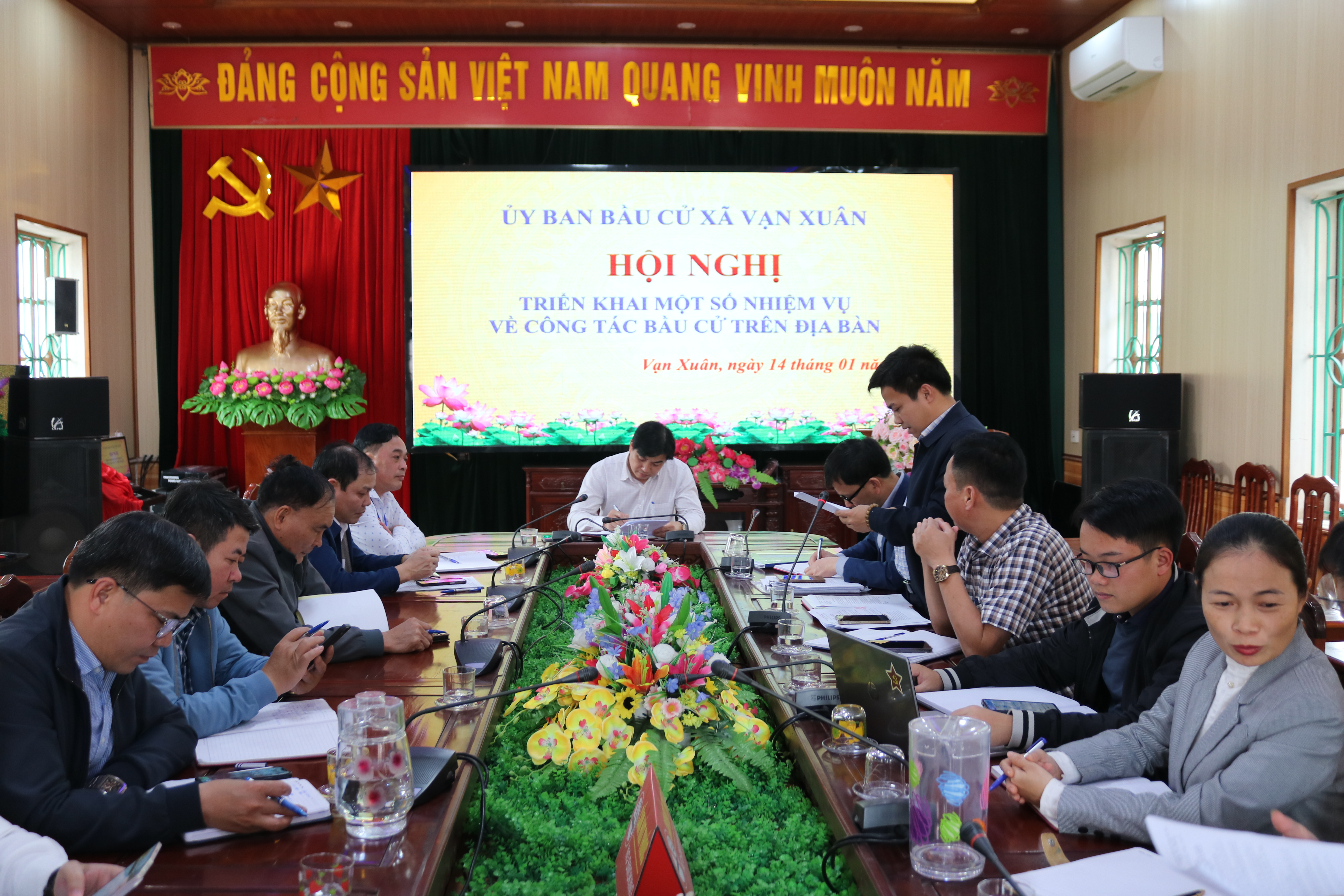 Ủy ban bầu cử xã Vạn Xuân triển khai nhiệm vụ công tác bầu cử trên địa bàn xã.