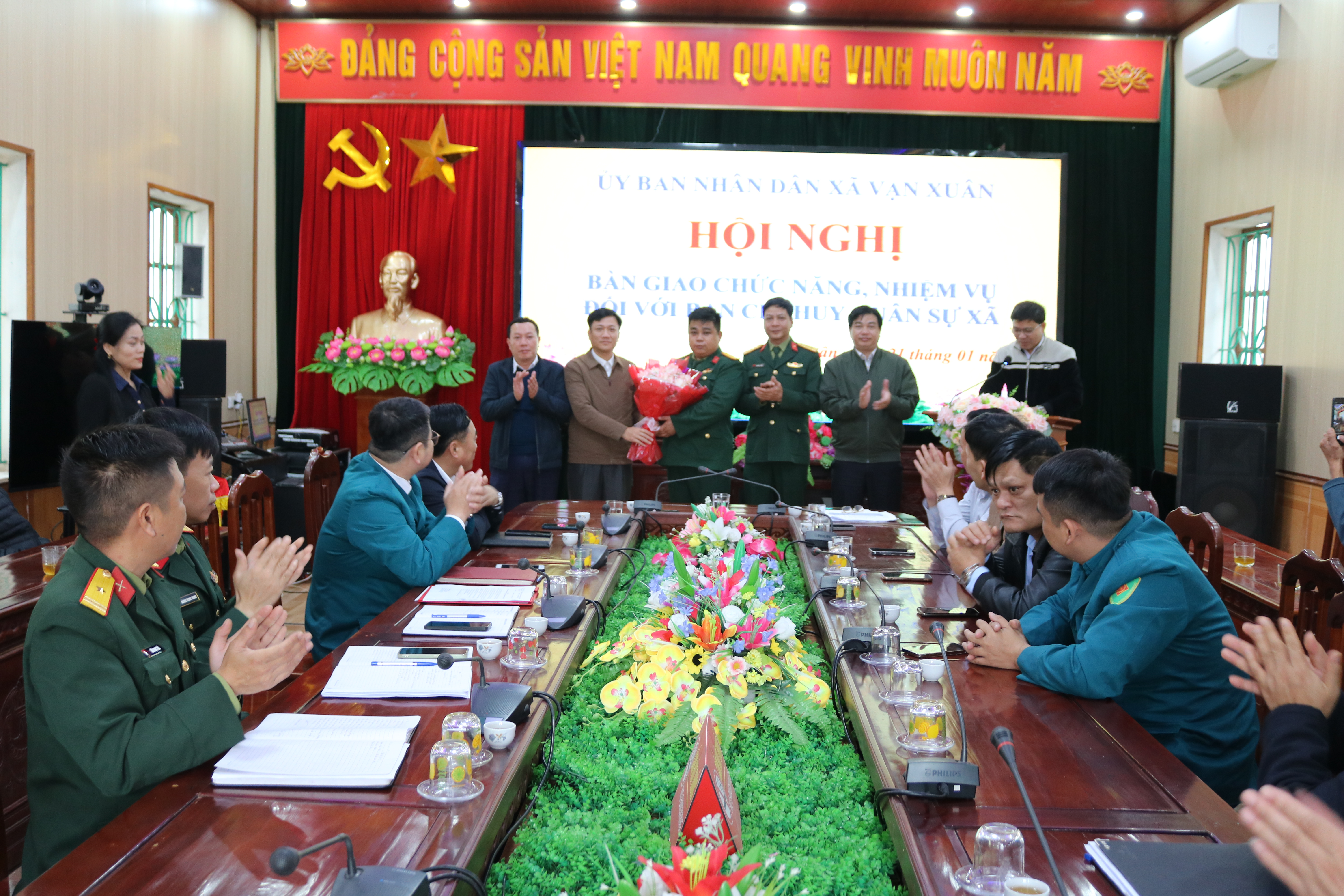 Hội nghị bàn giao chức năng, nhiệm vụ Chỉ huy trưởng Ban Chỉ huy Quân sự xã Vạn Xuân