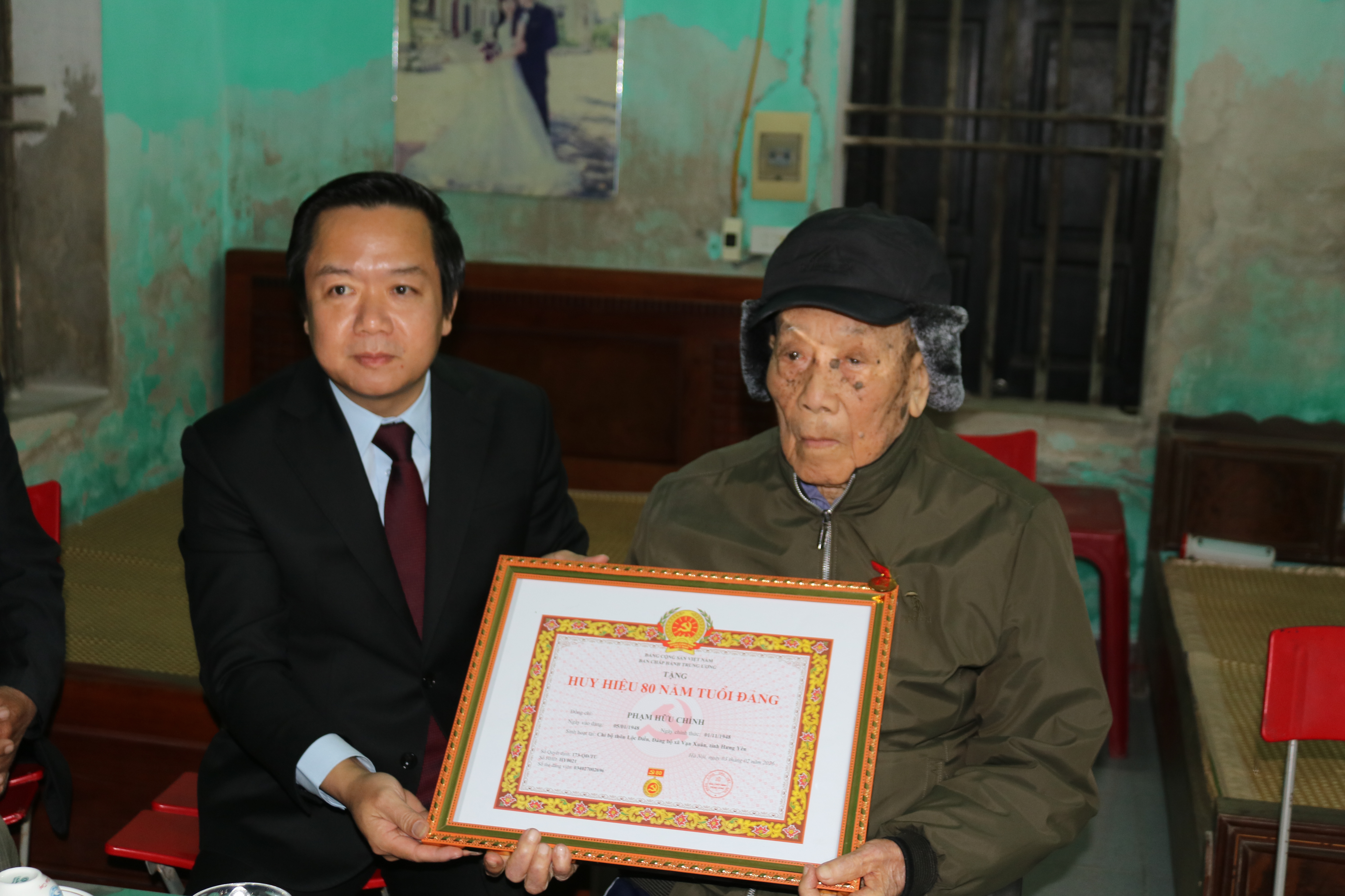 Chủ tịch UBND tỉnh Phạm Quang Ngọc trao Huy hiệu 80 năm tuổi Đảng cho đảng viên lão thành tại xã Vạn Xuân