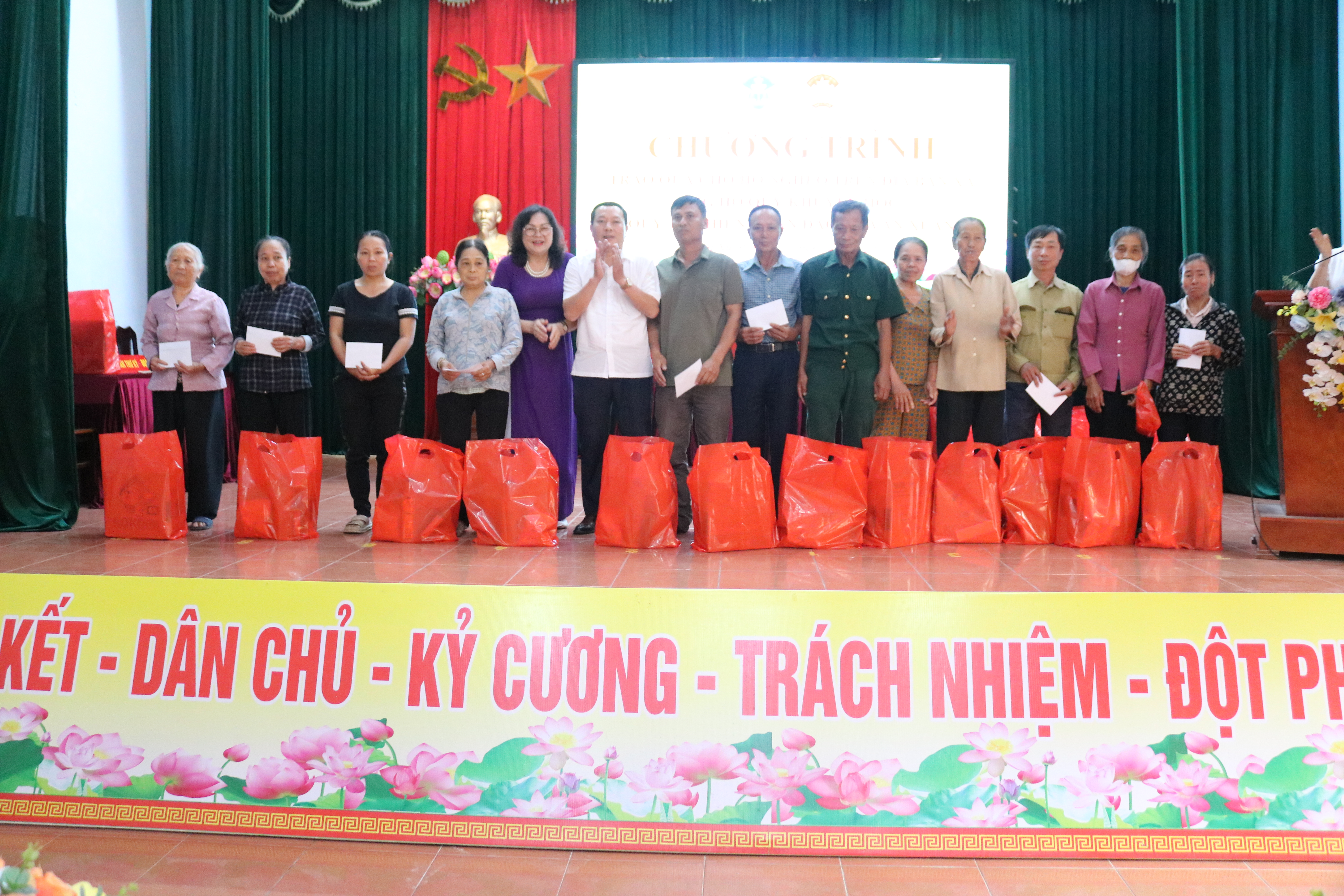 XÃ VẠN XUÂN TỔ CHỨC HỘI NGHỊ TRAO 100 XUẤT QUÀ CHO HỘ NGHÈO TRÊN ĐỊA BÀN