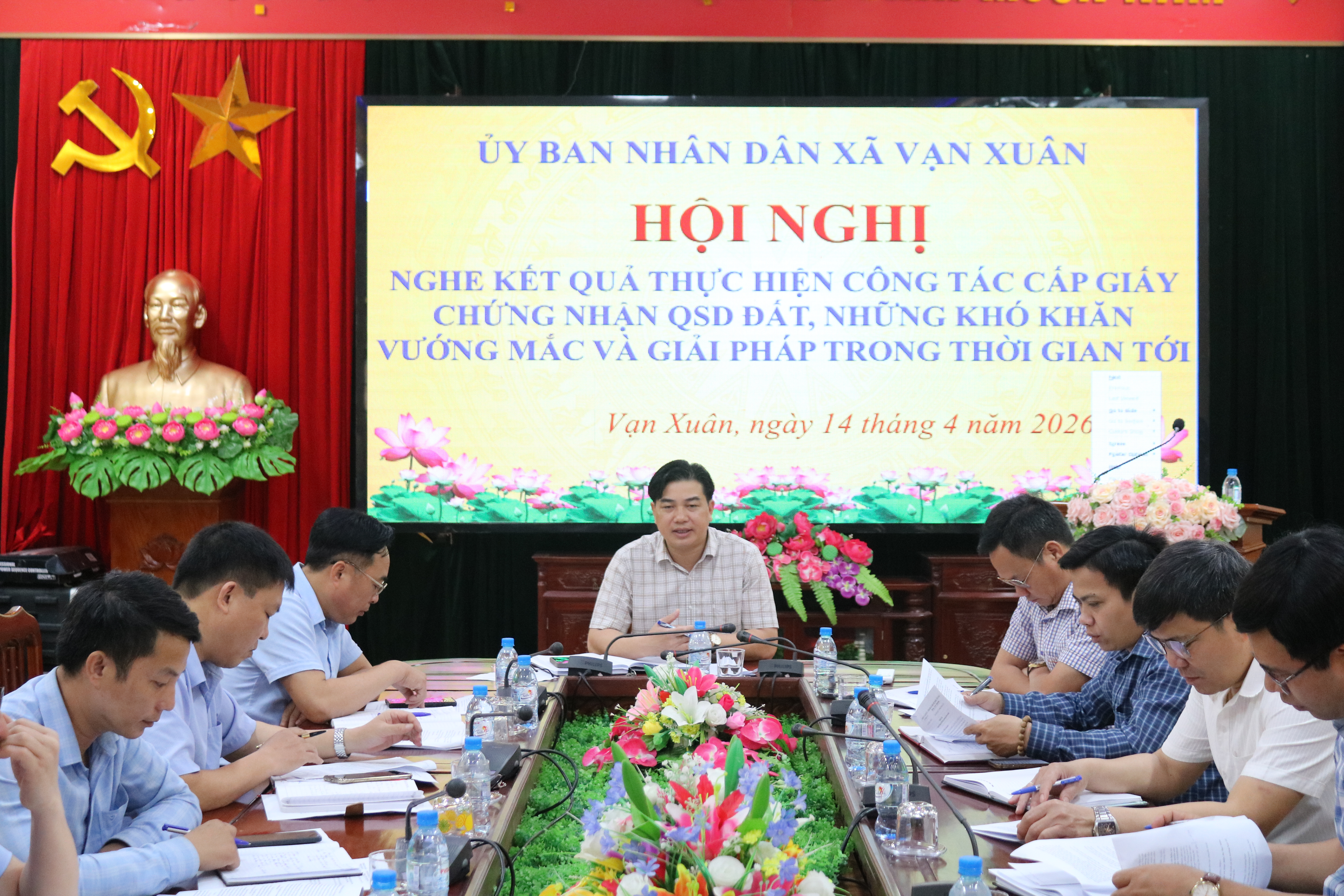 Lãnh đạo xã Vạn Xuân nghe kết quả công tác cấp giấy chứng nhận quyền sử dụng đất.