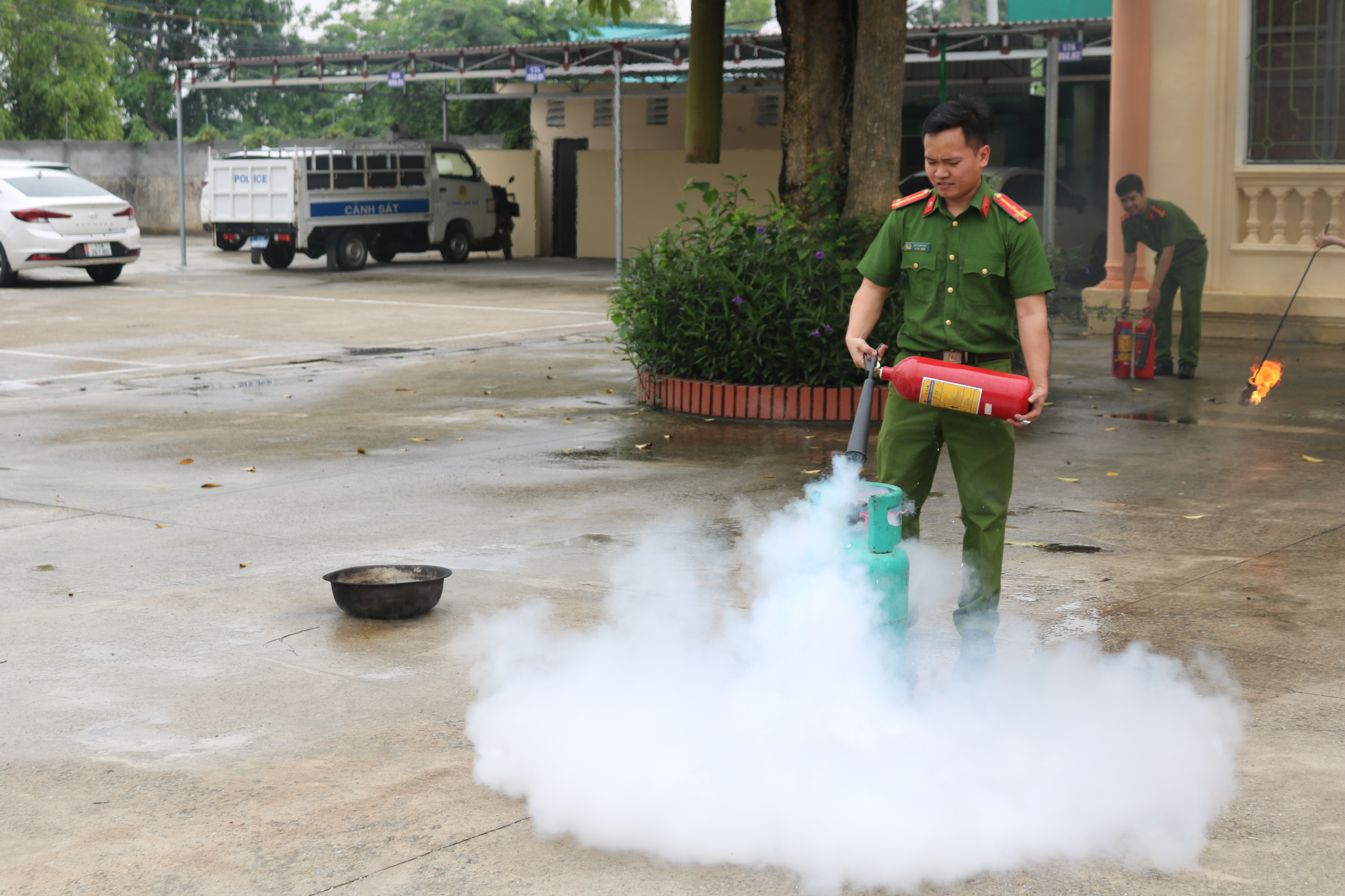 Tập huấn kỹ năng phòng cháy, chữa cháy cho cán bộ, giáo viên các cơ sở giáo dục tại xã Vạn Xuân