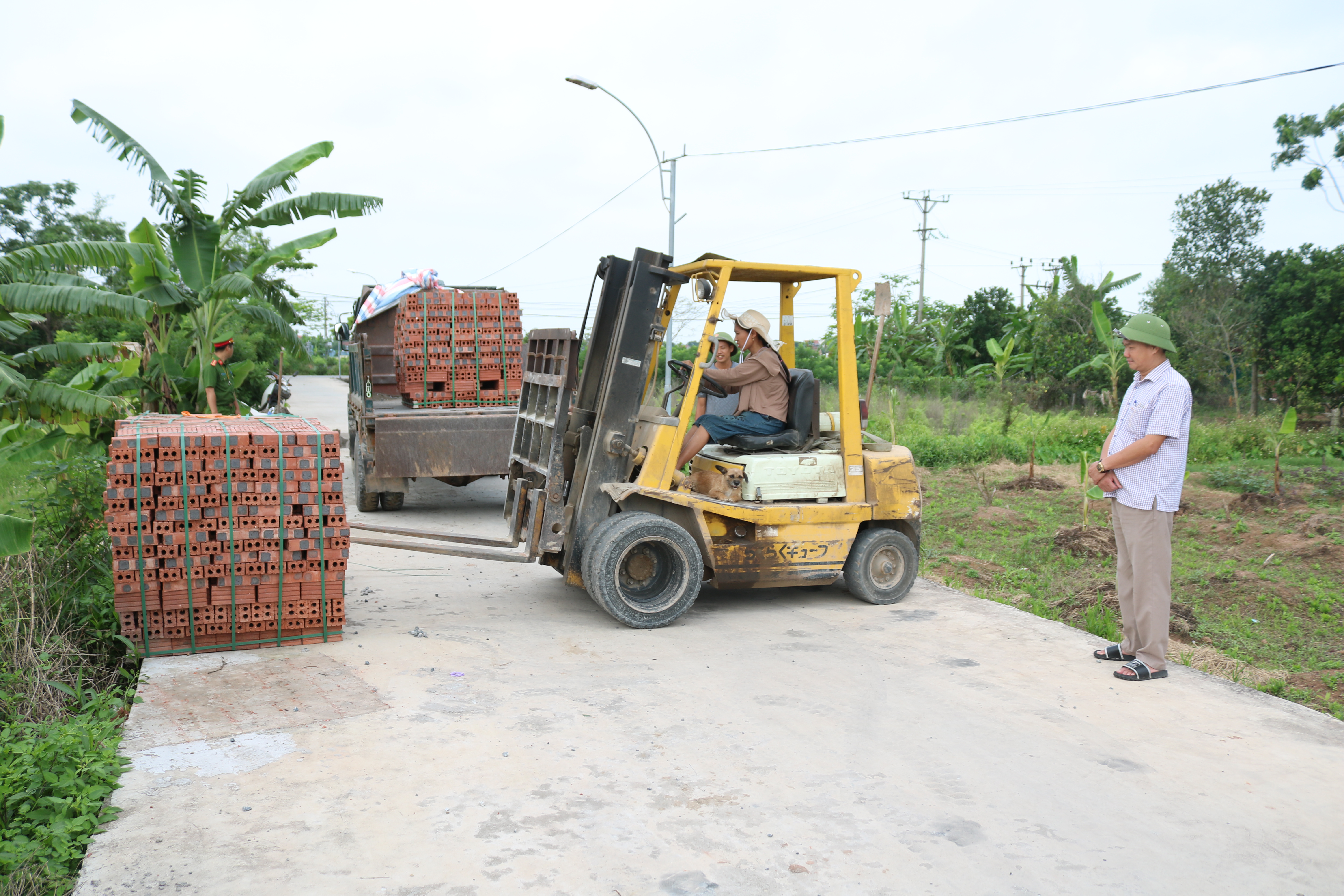 Xã Vạn Xuân tổ chức cưỡng chế, tháo dỡ công trình xây dựng trái phép đối với gia đình bà Trần Thị Vân, thôn Thượng Hộ Trung.