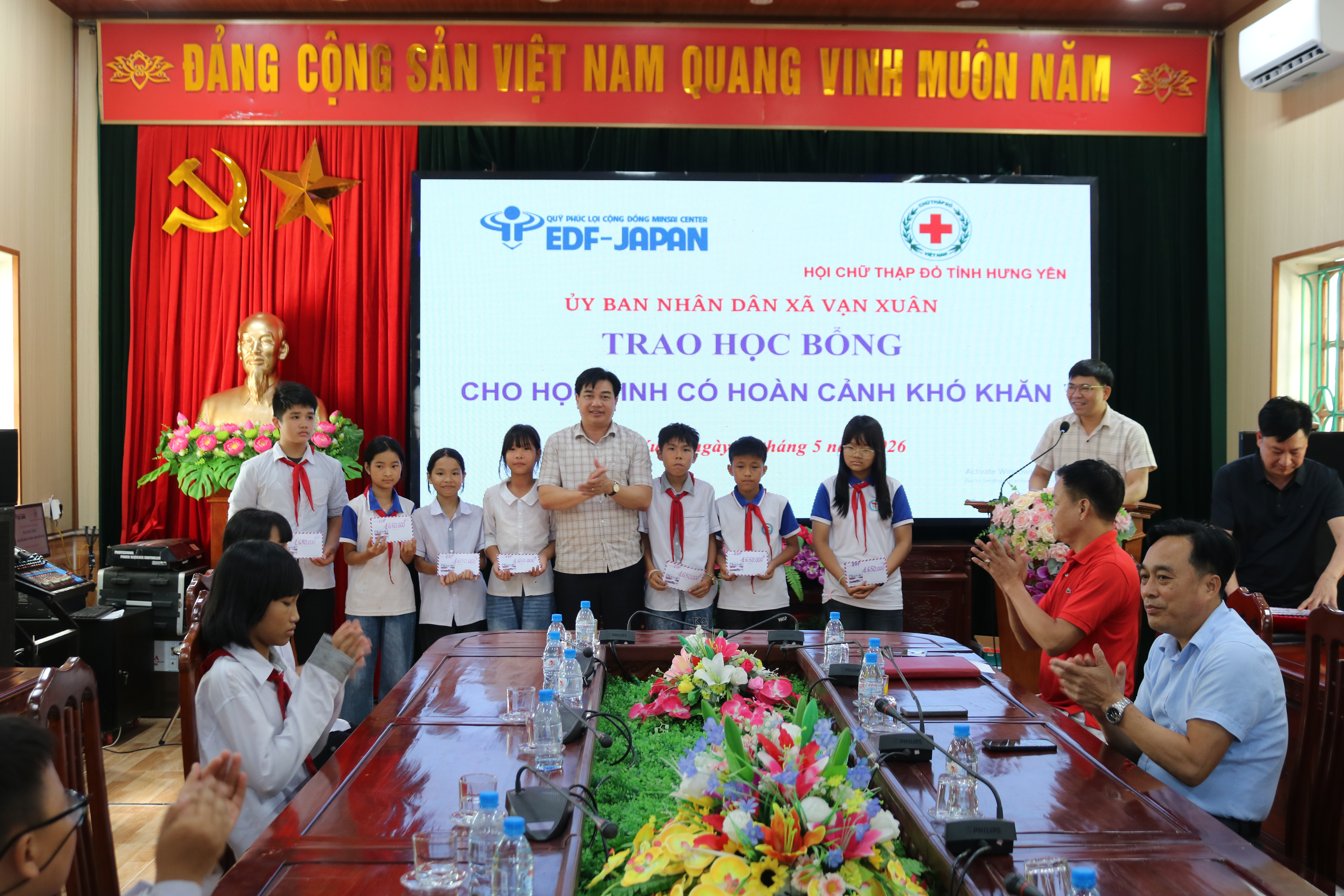 Trao học bổng cho 26 em học sinh có hoàn cảnh khó khăn