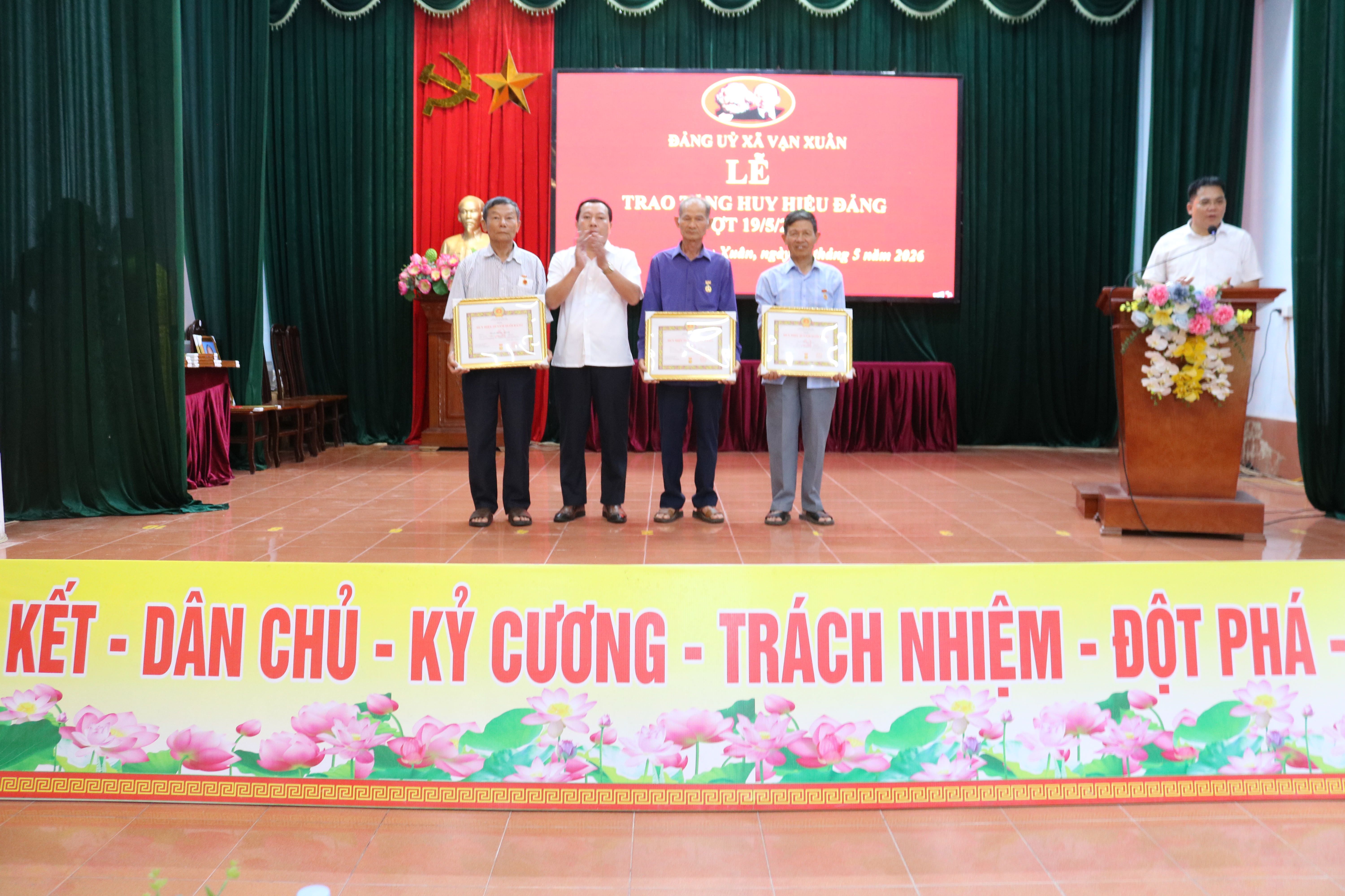 Vạn Xuân: Trao tặng Huy hiệu Đảng đợt 19/5 cho 19 đảng viên