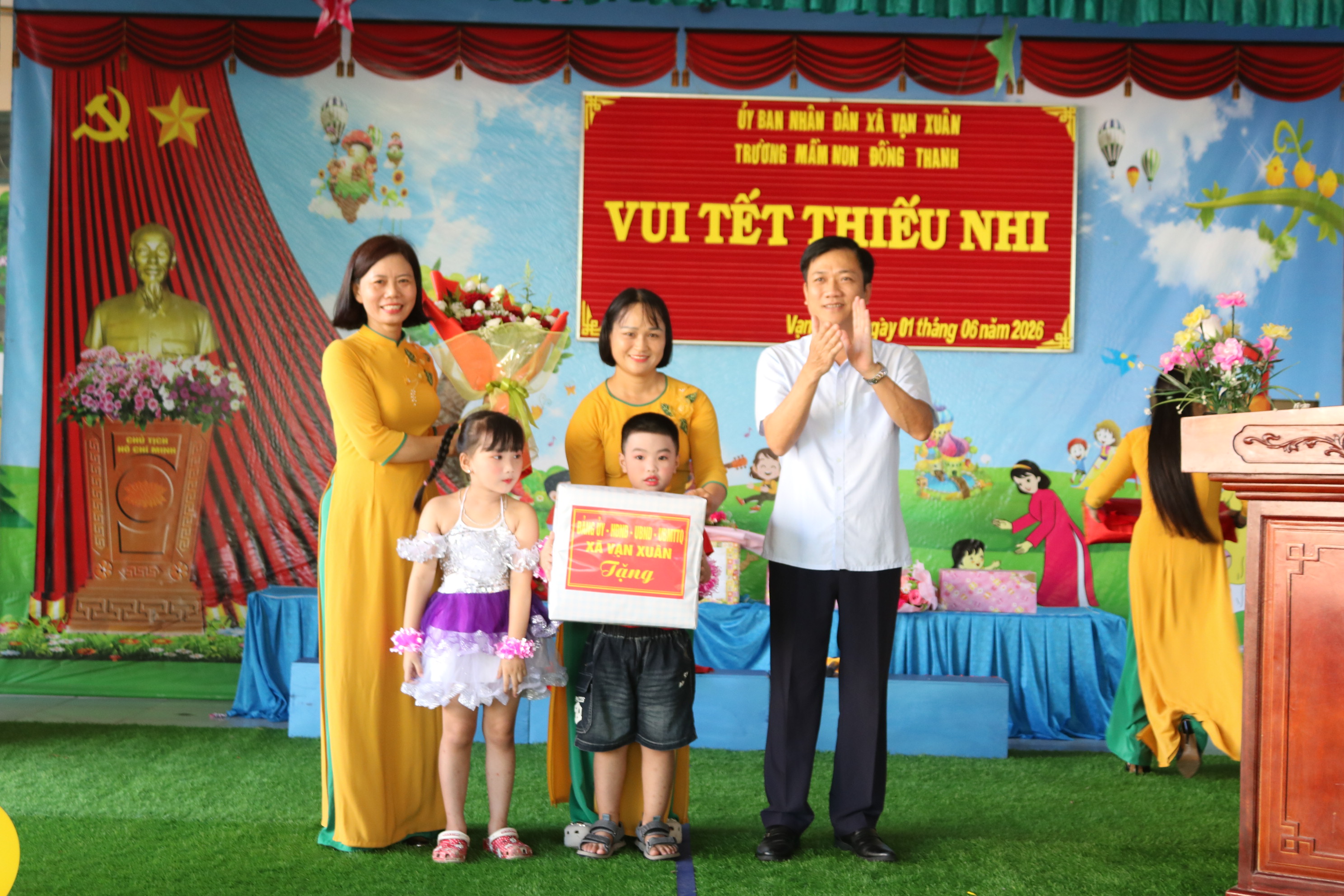 Lãnh đạo xã Vạn Xuân thăm, tặng quà thiếu nhi nhân ngày 1/6
