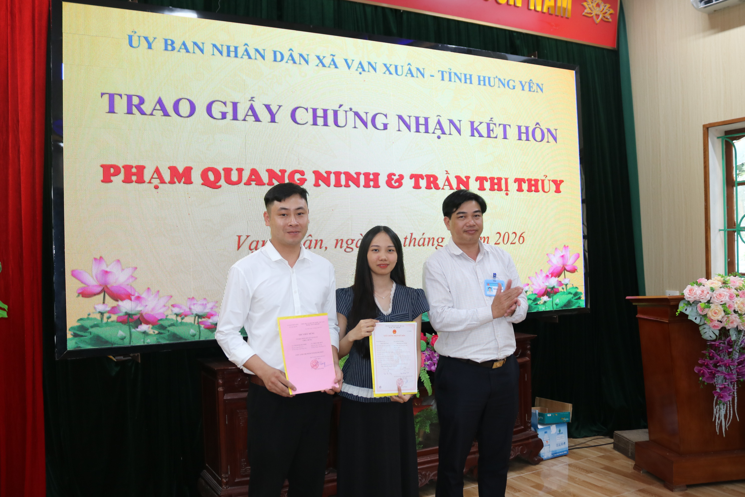 Xã Vạn Xuân trao giấy chứng nhận đăng ký kết hôn cho công dân- Lan tỏa hình ảnh “Chính quyền thân thiện, vì Nhân dân phục vụ”