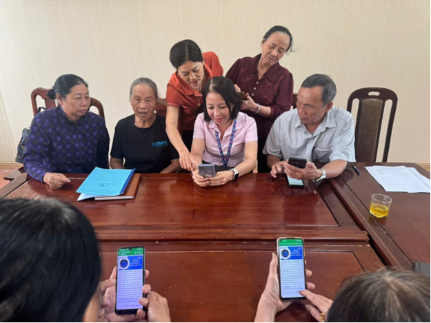 NGÂN HÀNG CHÍNH SÁCH XÃ HỘI VŨ THƯ TUYÊN TRUYỀN, PHỔ BIẾN KHÓA HỌC TRỰC TUYẾN "AN TOÀN SỐ" CHO KHÁCH HÀNG TẠI XÃ VẠN XUÂN