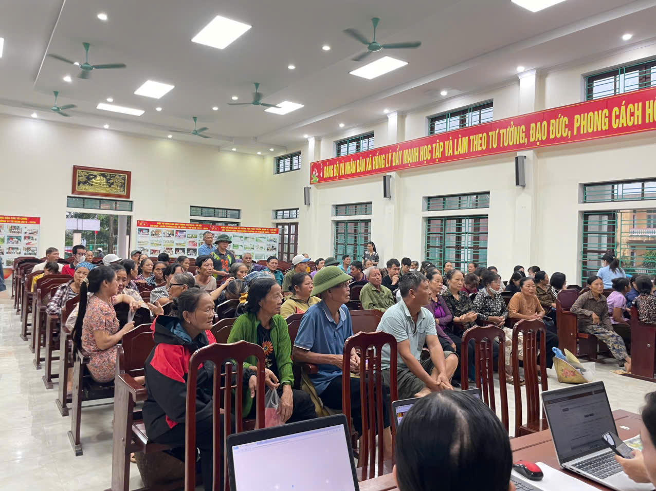 Xã Vạn Xuân triển khai việc tặng quà người dân nhân dịp Kỷ niệm 80 năm Cách mạng tháng Tám và Quốc khánh 2/9