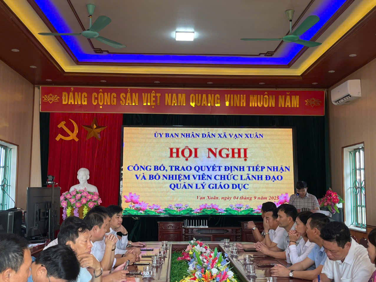 XÃ VẠN XUÂN TỔ CHỨC HỘI NGHỊ CÔNG BỐ, TRAO QUYẾT ĐỊNH TIẾP NHẬN VÀ BỔ NHIỆM VIÊN CHỨC QUẢN LÝ GIÁO DỤC
