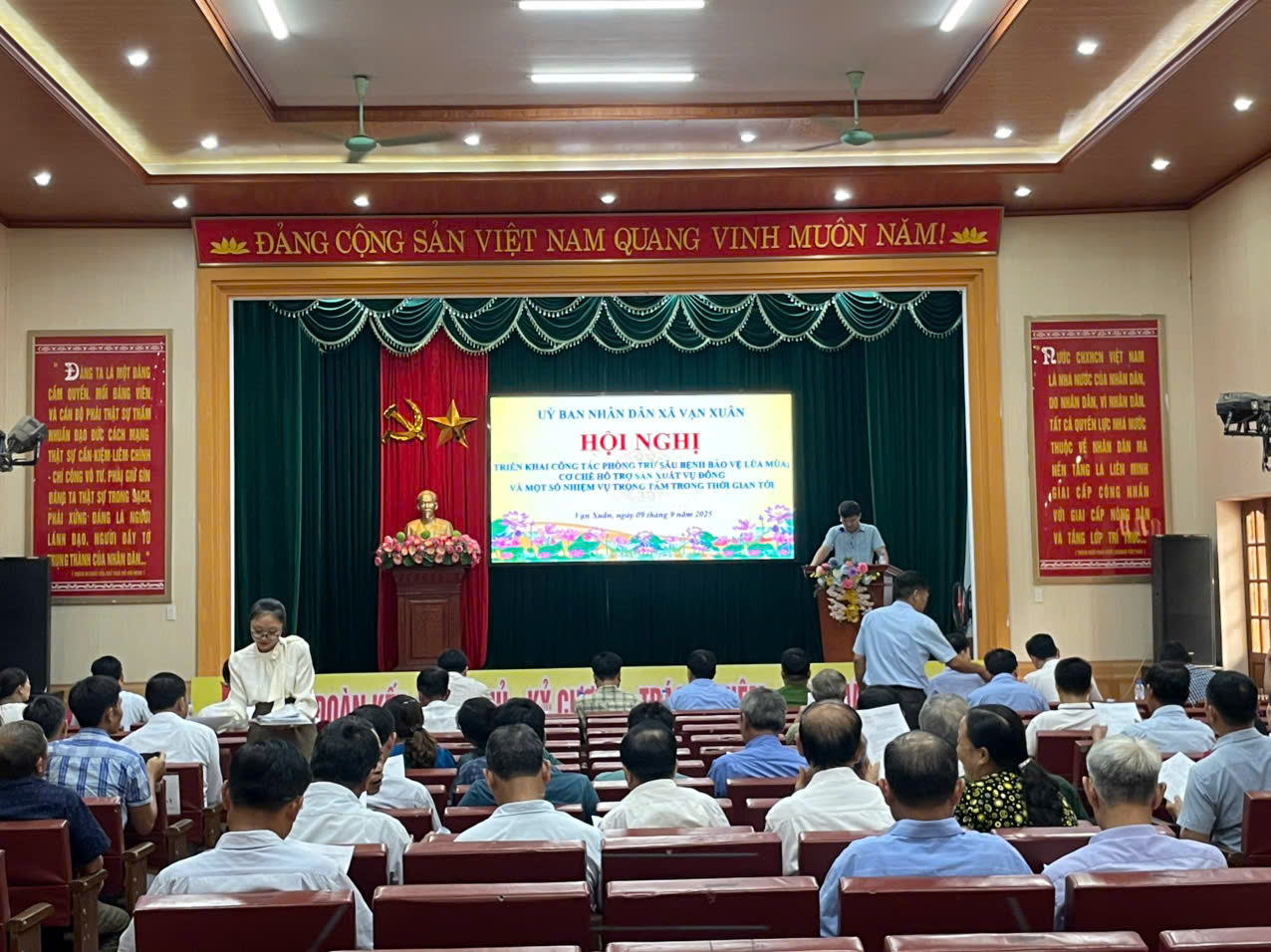 Vạn Xuân tổ chức Hội nghị triển khai công tác phòng trừ sâu bệnh bảo vệ lúa Mùa, cơ chế hỗ trợ sản xuất vụ Đông