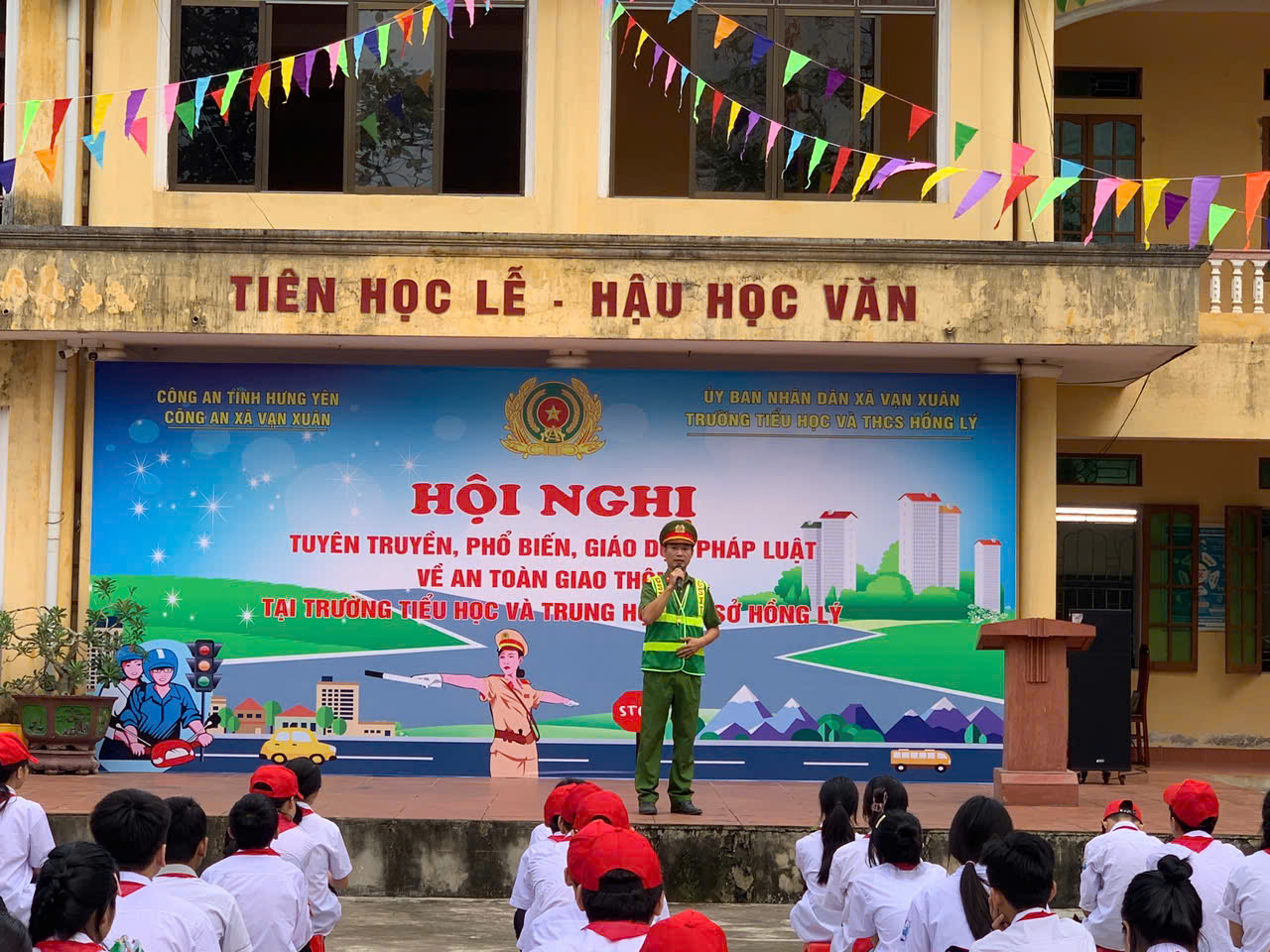 Công an xã Vạn Xuân tổ chức tuyên truyền pháp luật về ATGT tới các trường học, cơ sở giáo dục trên địa bàn xã.