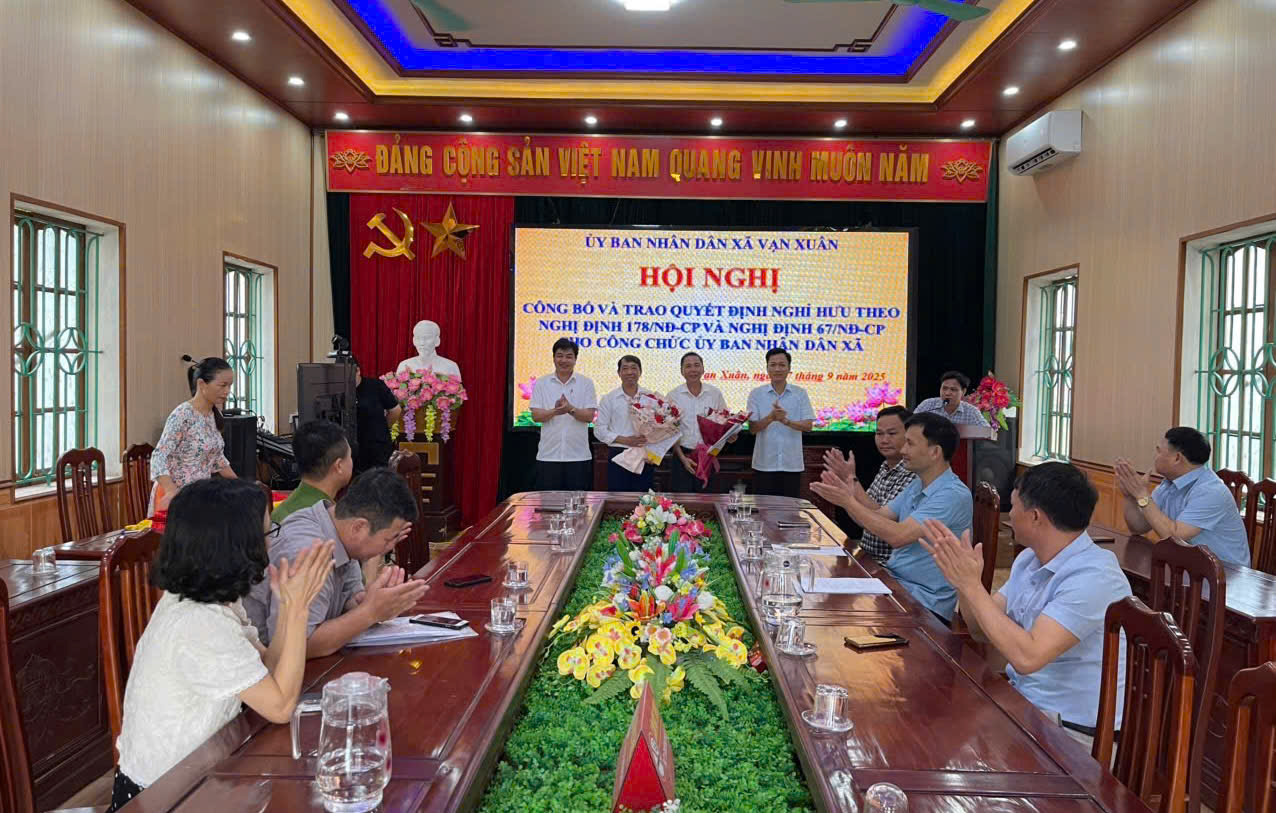 UBND xã Vạn Xuân trao quyết định nghỉ hưu, nghỉ chính sách cho công chức phòng chuyên môn