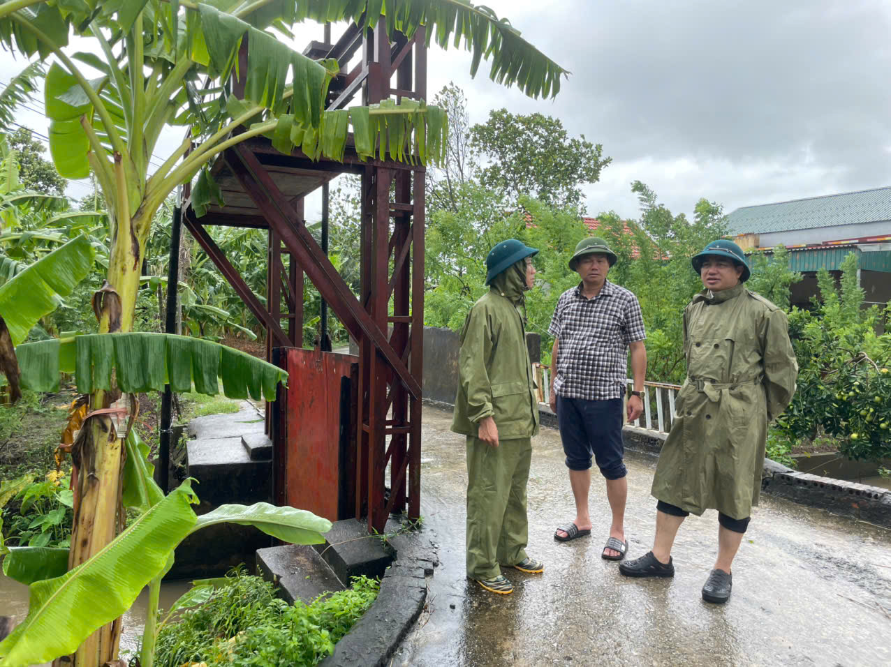 Gấp rút ứng phó bão số 10 và mưa lũ