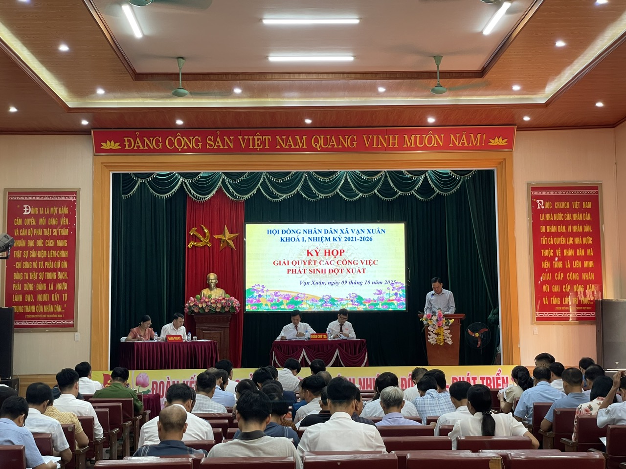 HĐND xã Vạn Xuân tổ chức kỳ họp giải quyết công việc phát sinh đột xuất thông qua nhiều nghị quyết quan trọng