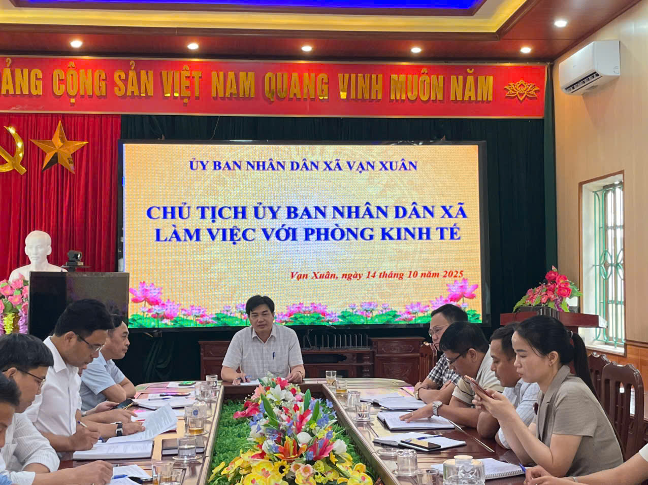 Đồng chí Chủ tịch UBND xã làm việc với Phòng Kinh tế