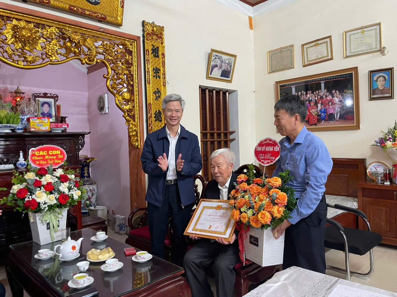 Đồng chí Đào Hồng Vận, Ủy viên Ban Thường vụ Tỉnh ủy, Trưởng đoàn đại biểu Quốc hội tỉnh Hưng Yên, Giám đốc Sở Nội vụ đã trao huy hiệu 70 năm tuổi Đảng đợt 07/11 cho đảng viên Phan Bá Nhẫn