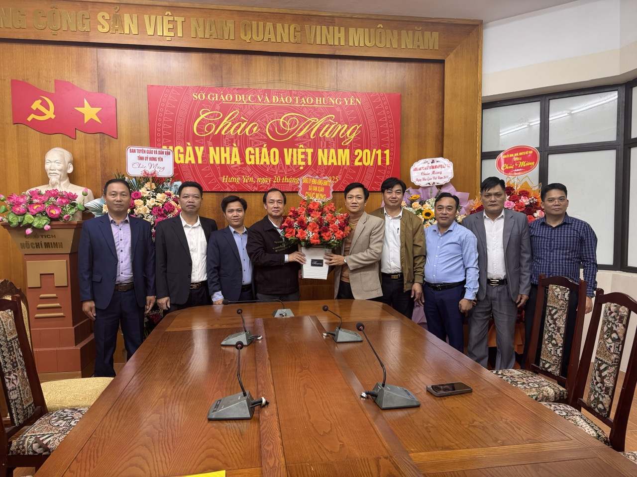 Lãnh đạo xã Vạn Xuân thăm và chúc mừng Sở Giáo dục và Đào tạo tỉnh Hưng Yên nhân kỷ niệm 43 năm ngày Nhà giáo Việt Nam (20/11/1982 - 20/11/2025).