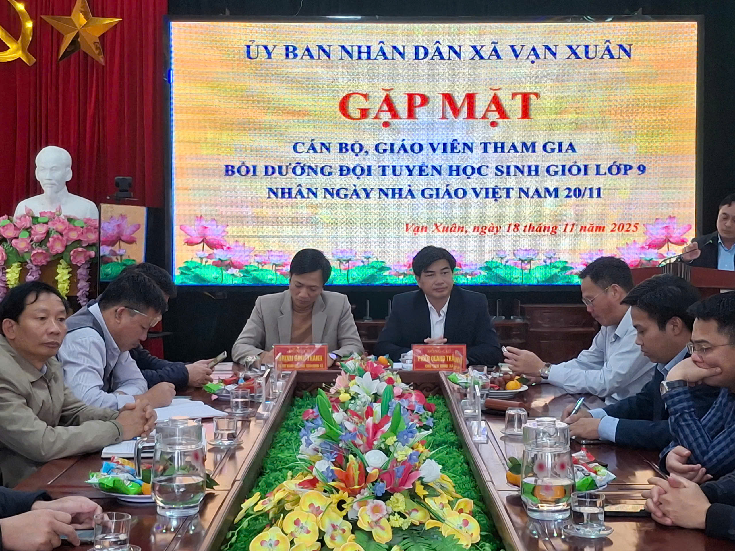 Xã Vạn Xuân: Gặp mặt cán bộ, giáo viên tham gia bồi dưỡng học sinh giỏi lớp 9 năm học 2025-2026 nhân dịp kỷ niệm 43 năm ngày Nhà giáo Việt Nam