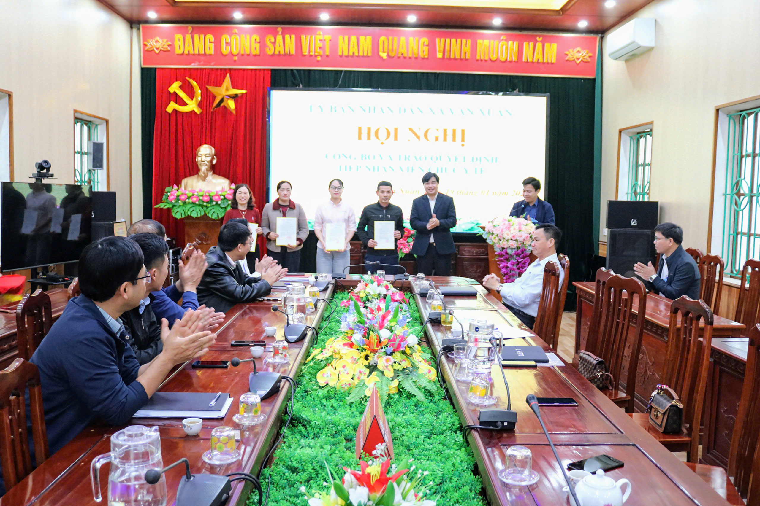 XÃ VẠN XUÂN TỔ CHỨC HỘI NGHỊ CÔNG BỐ QUYẾT ĐỊNH TIẾP NHẬN VIÊN CHỨC Y TẾ VỀ TRẠM Y TẾ XÃ