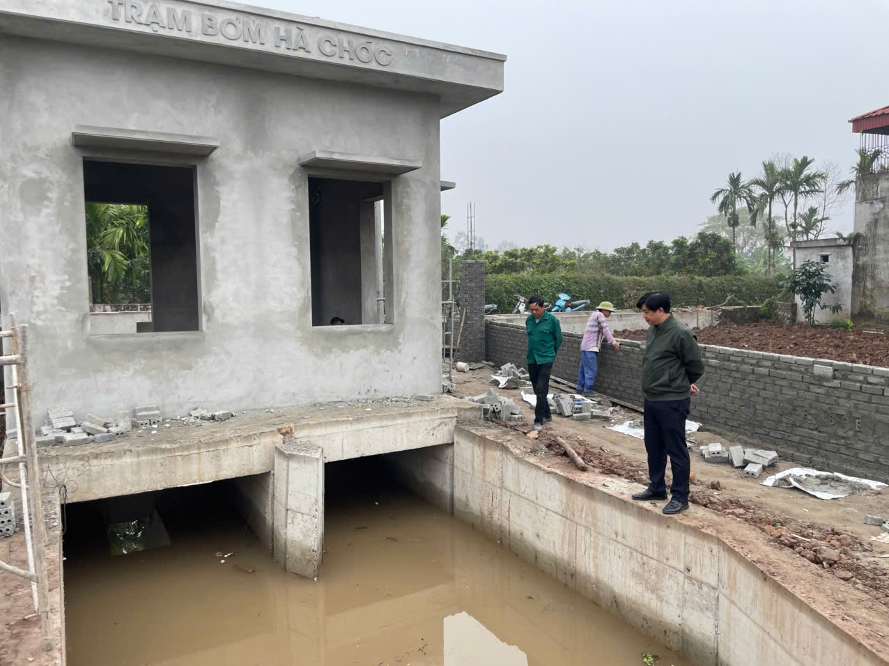 LÃNH ĐẠO UBND XÃ VẠN XUÂN KIỂM TRA TIẾN ĐỘ XÂY DỰNG TRẠM BƠM HÀ CHÓC