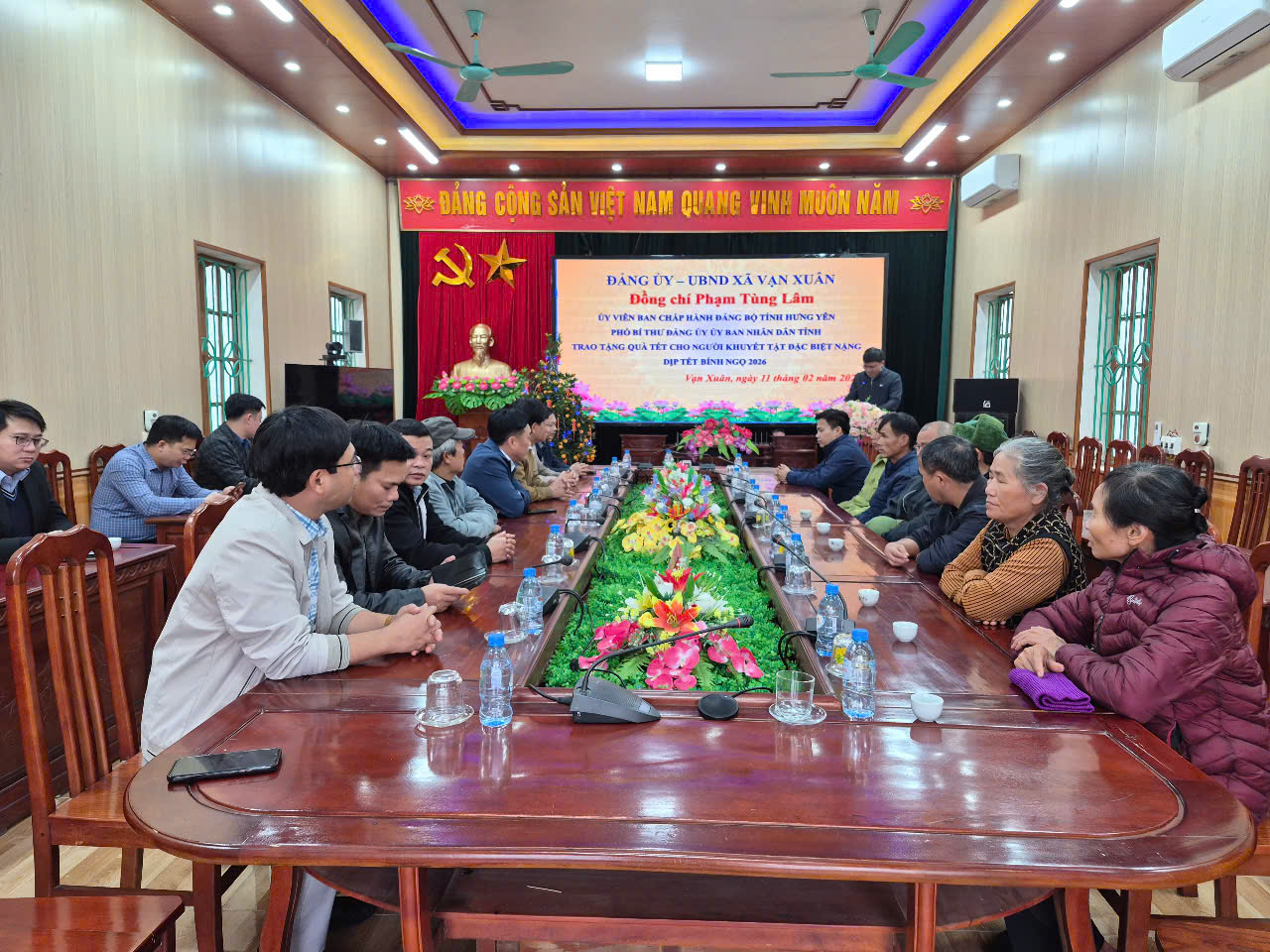 Đồng chí Phạm Tùng Lâm - Ủy viên BCH Đảng bộ tỉnh, Phó Bí thư Đảng ủy UBND tỉnh Hưng Yên tặng quà Tết người khuyết tật đặc biệt nặng tại xã Vạn Xuân
