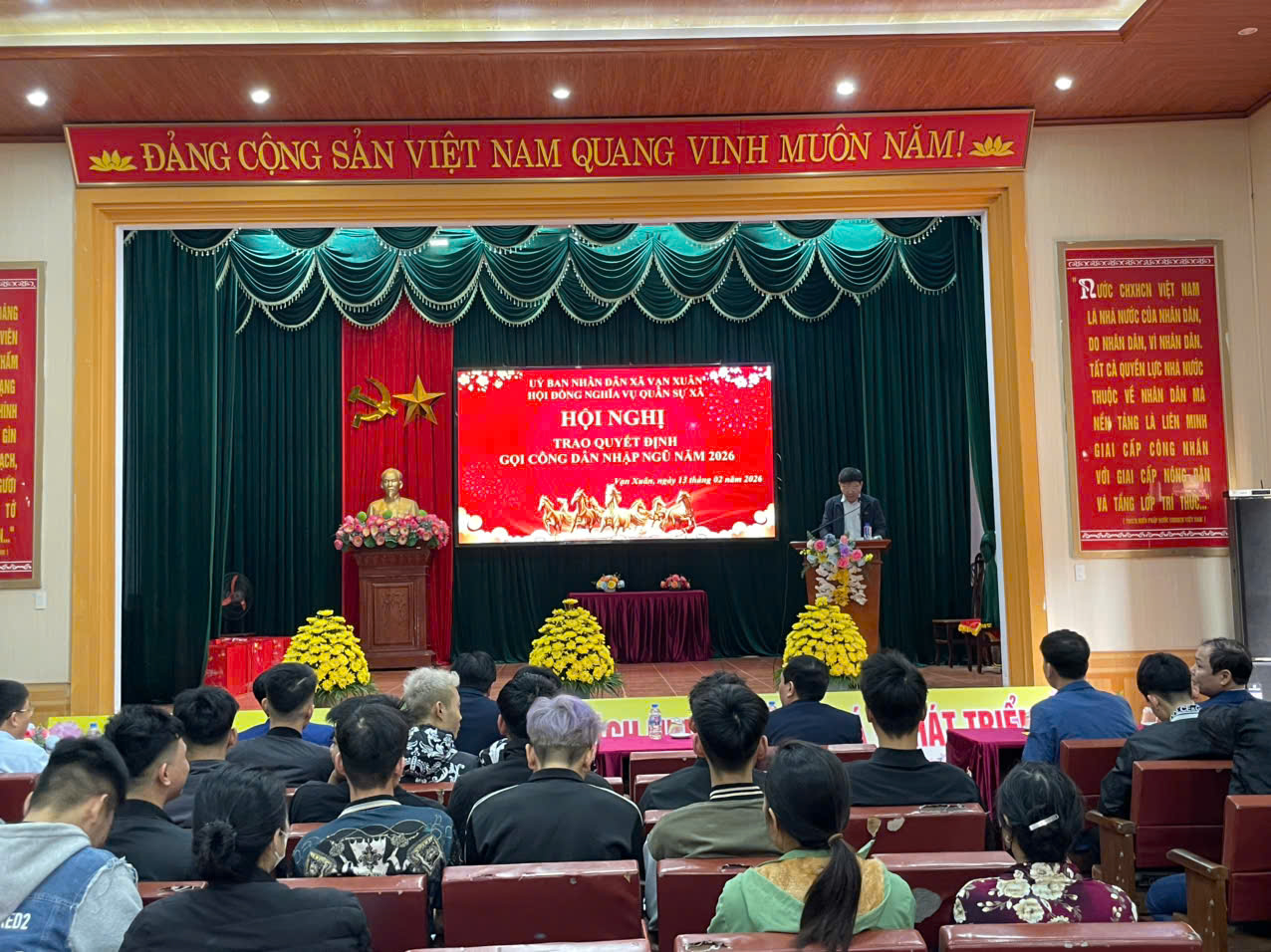 XÃ VẠN XUÂN TỔ CHỨC LỄ TRAO LỆNH GỌI NHẬP NGŨ VÀ TẶNG QUÀ CHO THANH NIÊN LÊN ĐƯỜNG BẢO VỆ TỔ QUỐC