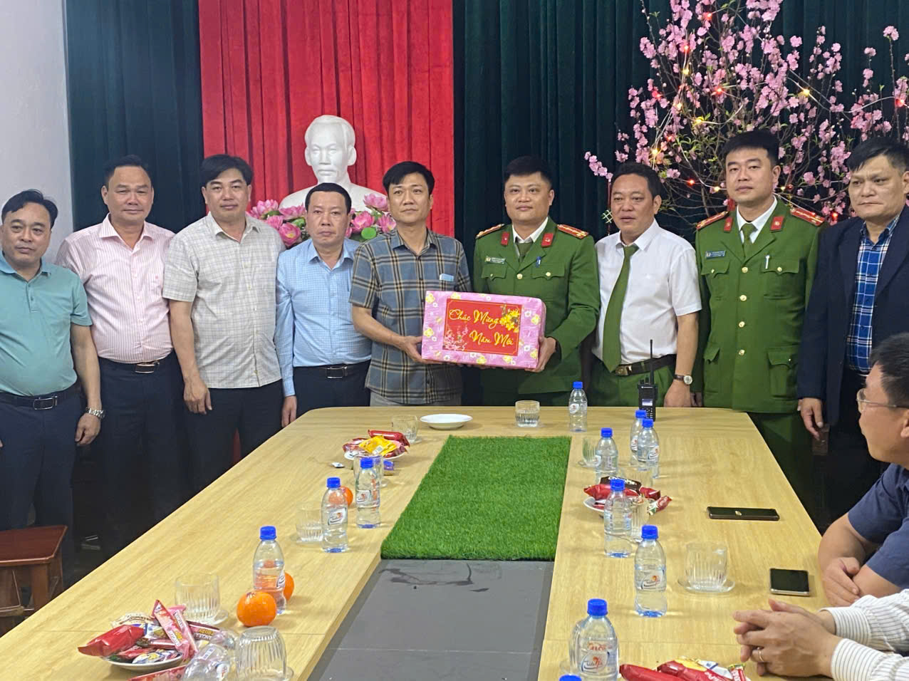 Lãnh đạo xã Vạn Xuân thăm, chúc tết các đơn vị trực Tết nguyên đán Bính Ngọ 2026