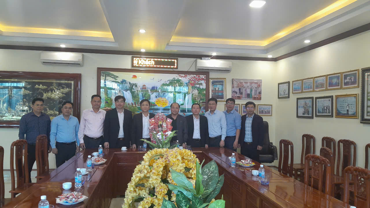 Các đồng chí lãnh đạo xã Vạn Xuân thăm, chúc Tết doanh nghiệp đầu Xuân Bính Ngọ 2026