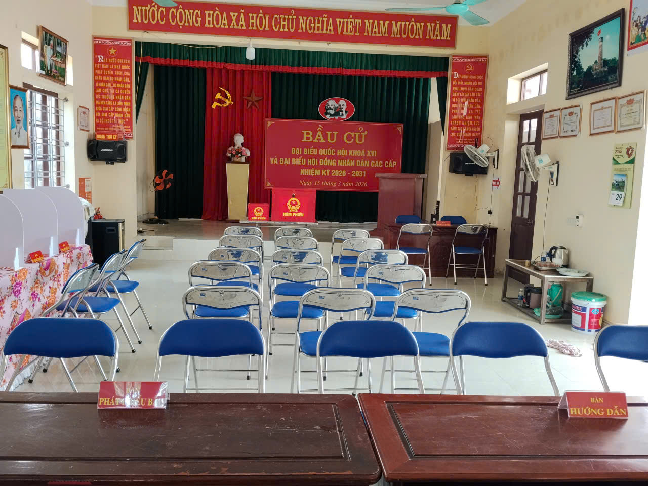 Ban bầu cử đại biểu Quốc hội số 5 kiểm tra công tác chuẩn bị các khu vực bỏ phiếu bầu cử xã Vạn Xuân