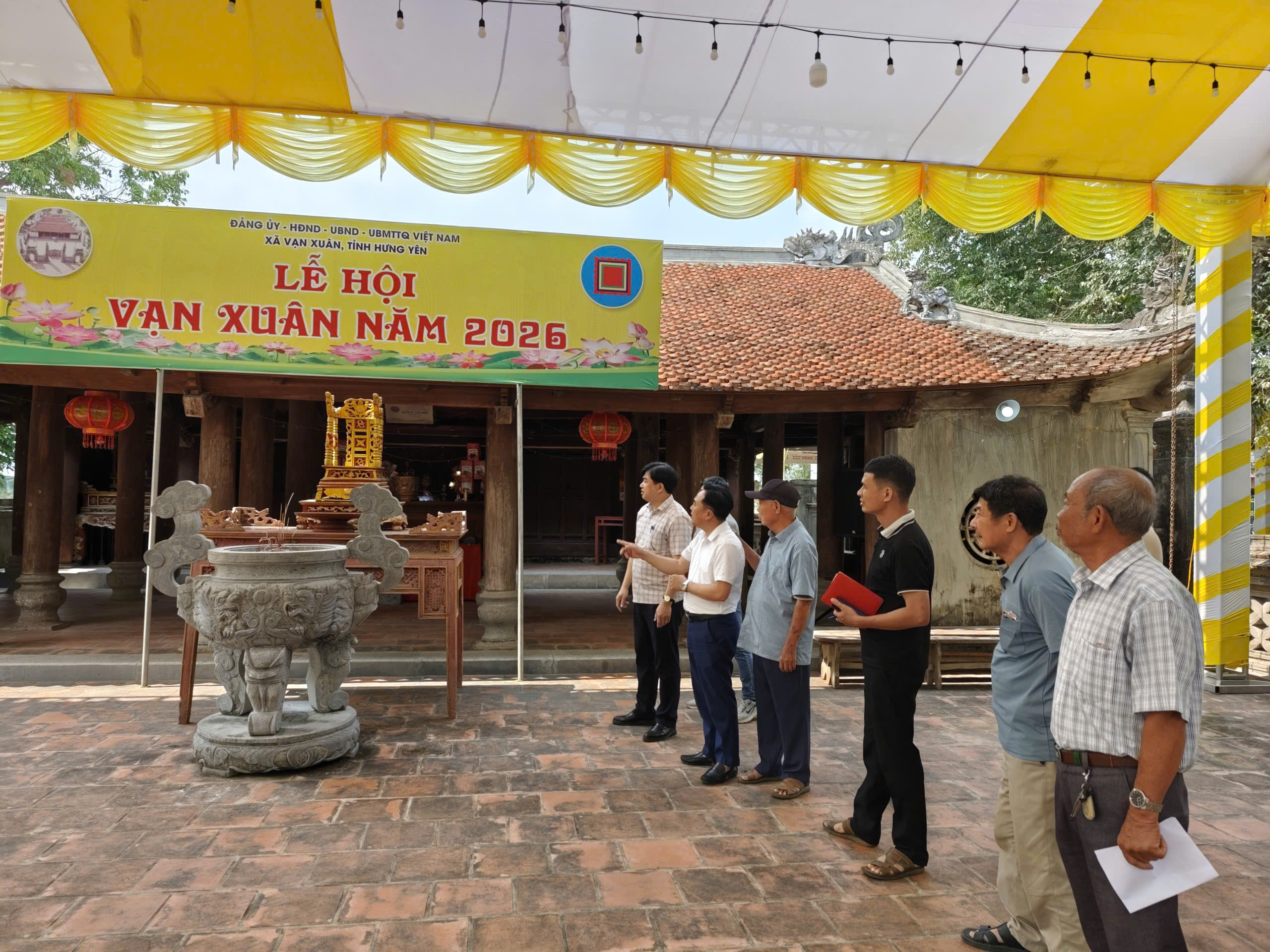 Đồng chí Chủ tịch Ủy ban nhân dân xã kiểm tra công tác chuẩn bị khai mạc Lễ hội Vạn Xuân năm 2026