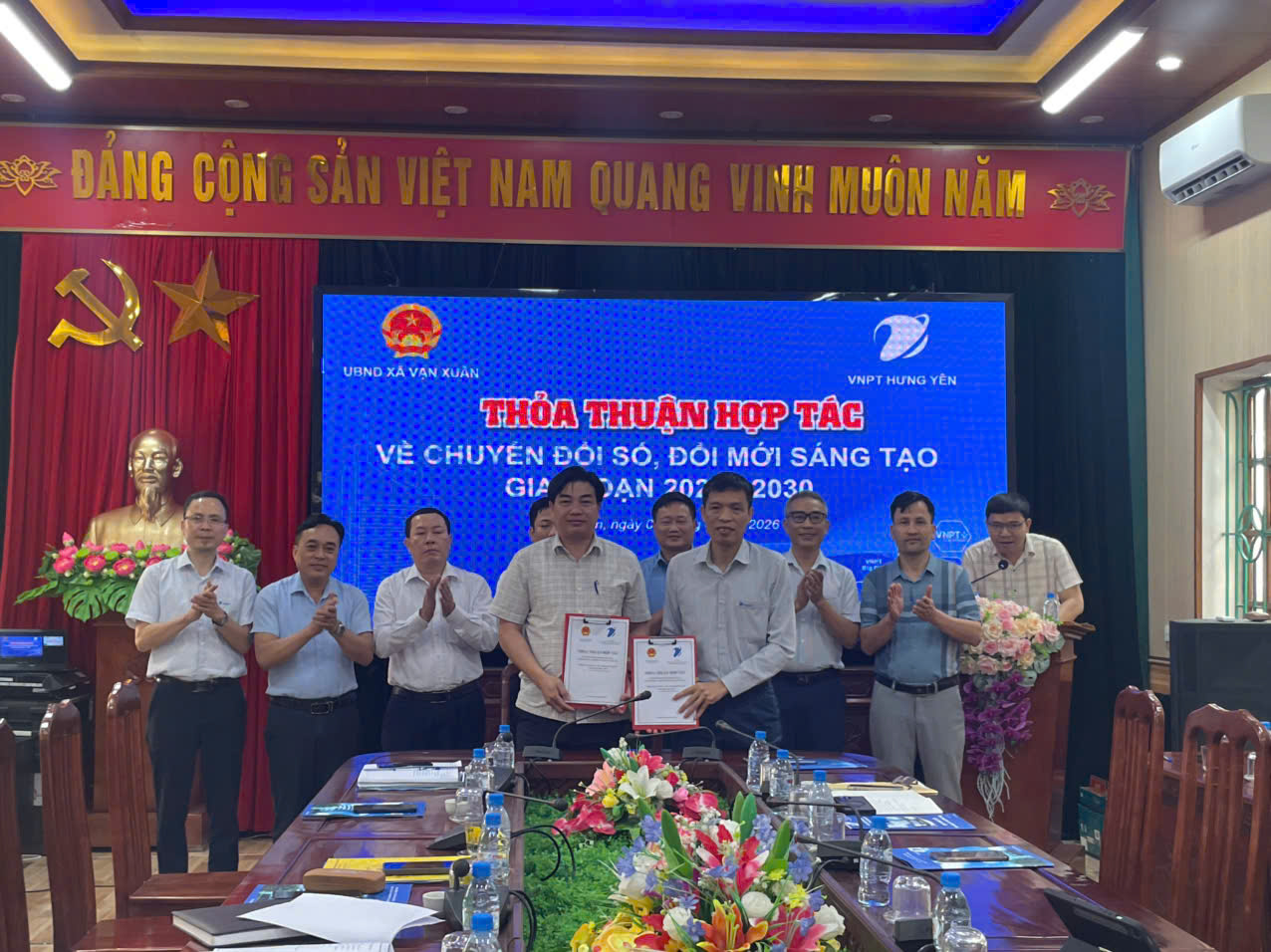 KÝ KẾT THỎA THUẬN HỢP TÁC GIỮA UBND XÃ VẠN XUÂN VÀ VNPT HƯNG YÊN VỀ CHUYỂN ĐỔI SỐ, ĐỔI MỚI SÁNG TẠO GIAI ĐOẠN 2026 - 2030 TRÊN ĐỊA BÀN XÃ VẠN XUÂN