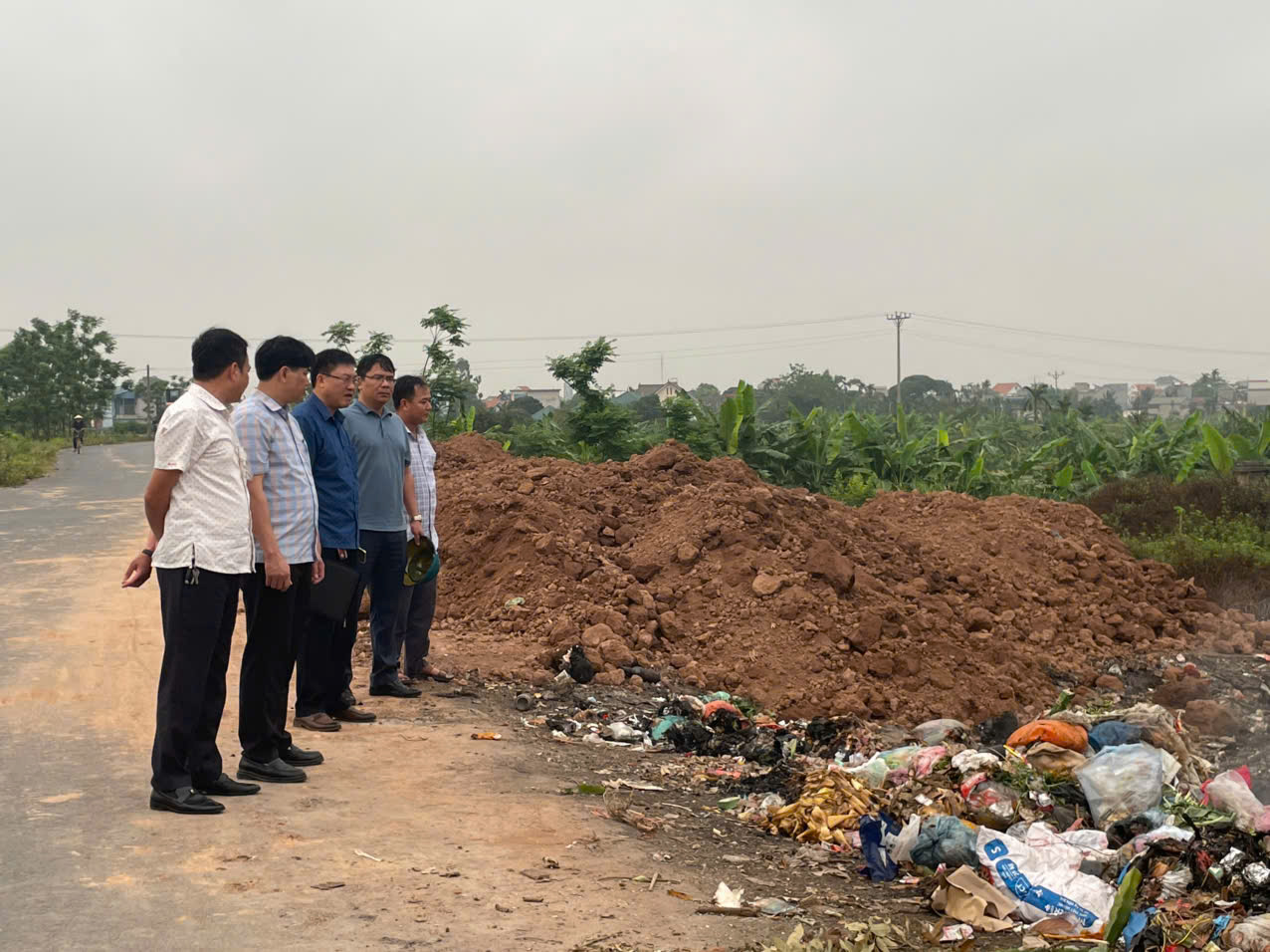 LÃNH ĐẠO XÃ VẠN XUÂN KIỂM TRA, ĐÔN ĐỐC SAN LẤP ĐÓNG CỬA BÃI RÁC THÔN AN ĐIỆN