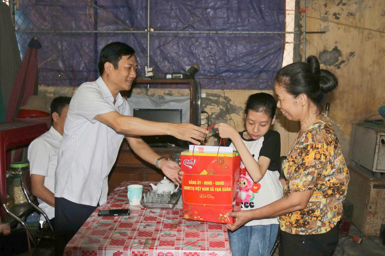 Lãnh đạo xã Vạn Xuân thăm tặng quà người khuyết tật nhân ngày Người khuyết tật Việt Nam