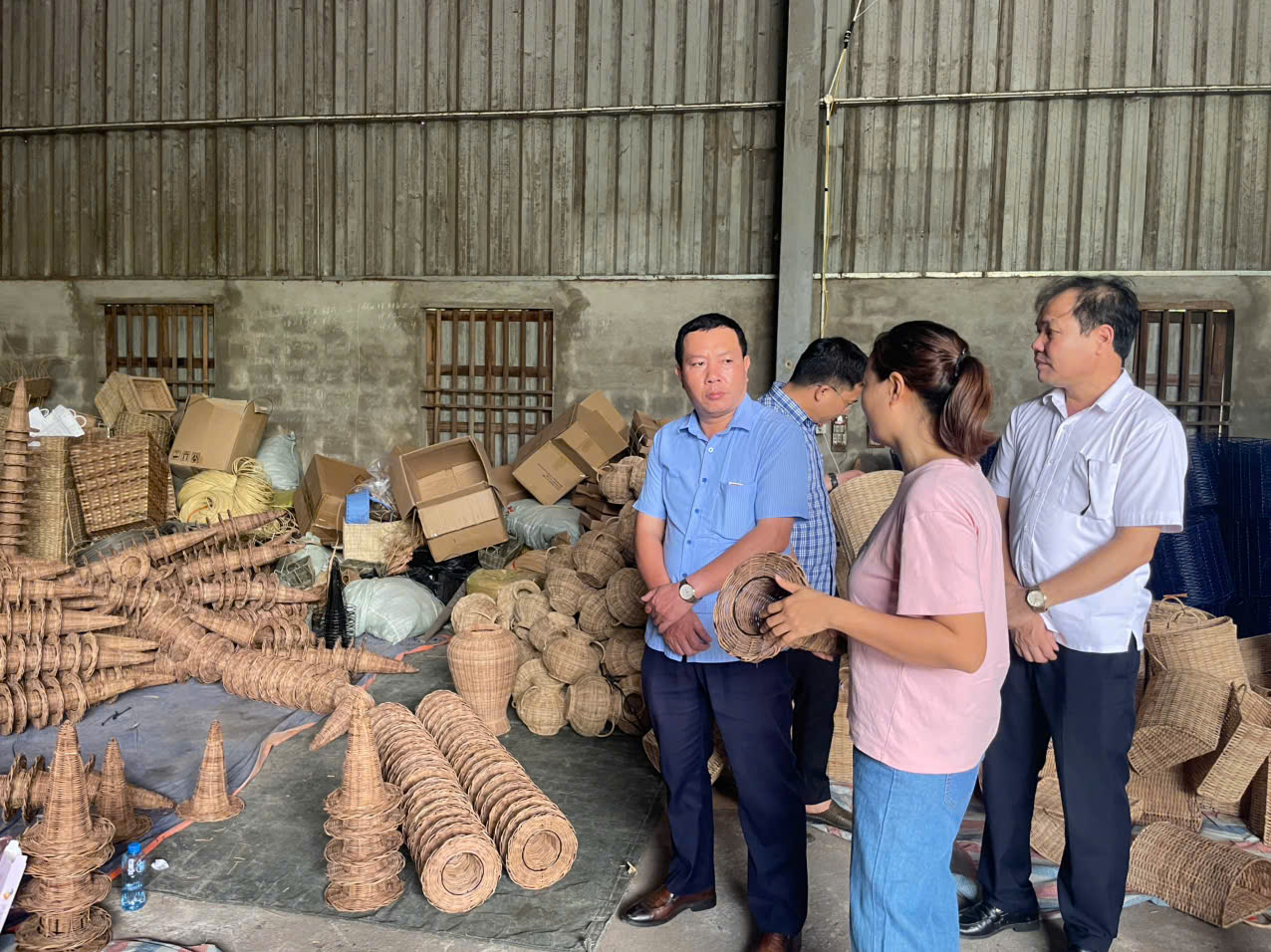 Phó Bí thư Thường trực Đảng ủy xã Vạn Xuân thăm mô hình phụ nữ sản xuất, kinh doanh giỏi trên địa bàn xã